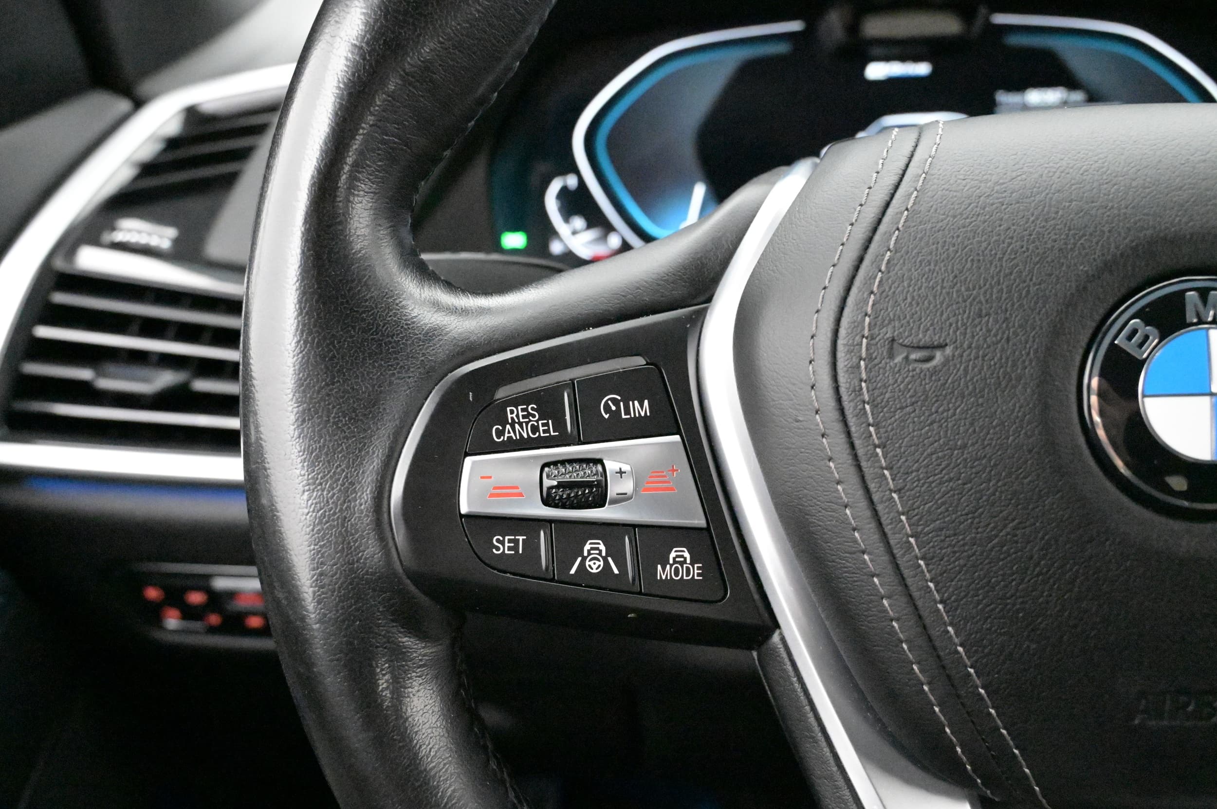 Multifunktionsratt med adaptiv farthållare