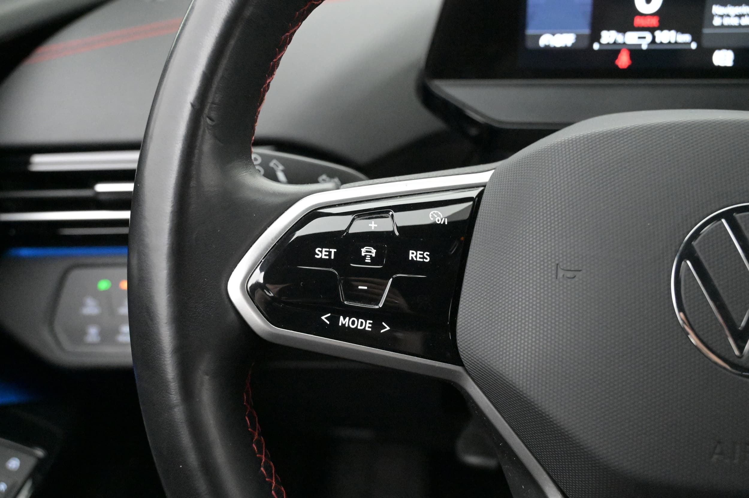 Multifunktionsratt med adaptiv farthållare