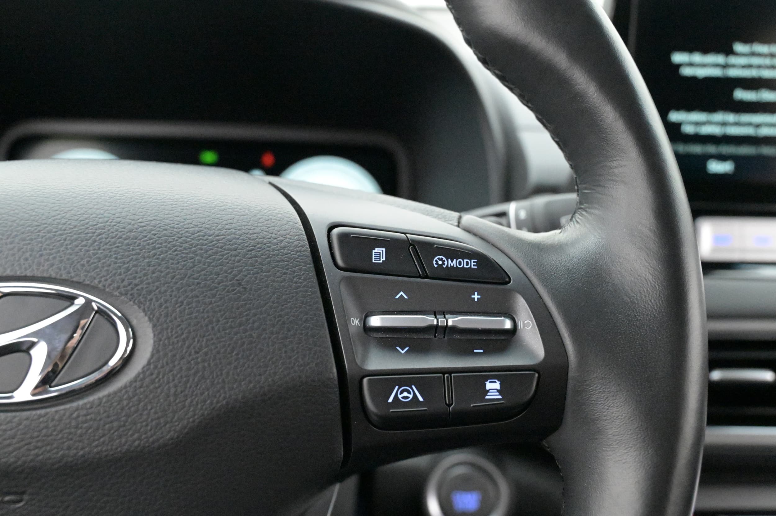 Multifunktionsratt med adaptiv farthållare