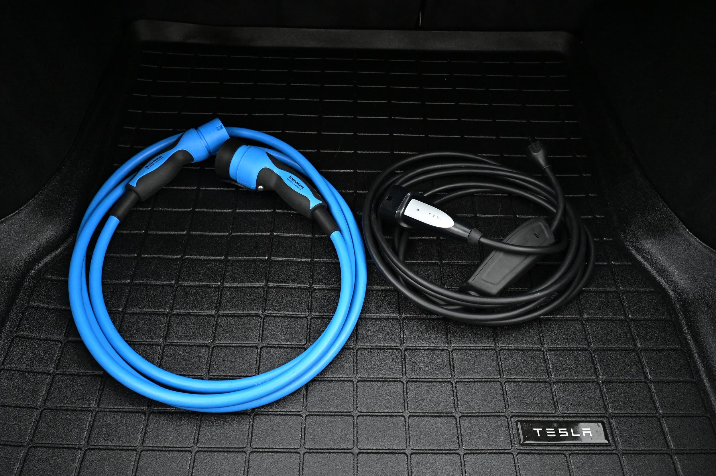 Två laddkablar: För laddning i eluttag samt för laddning i laddstolpe/laddbox