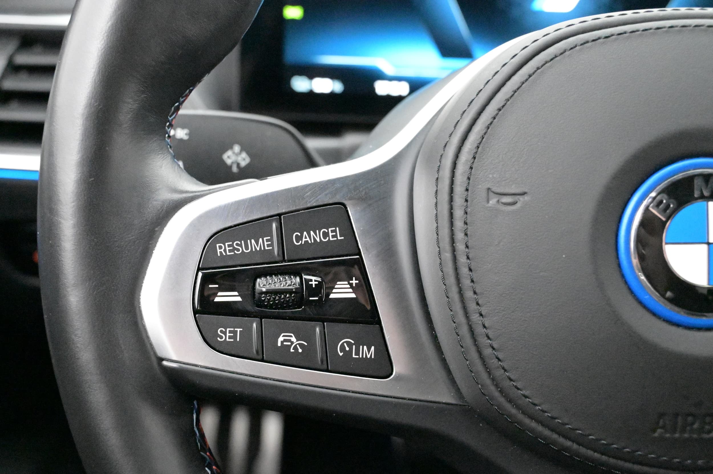 Multifunktionsratt med adaptiv farthållare