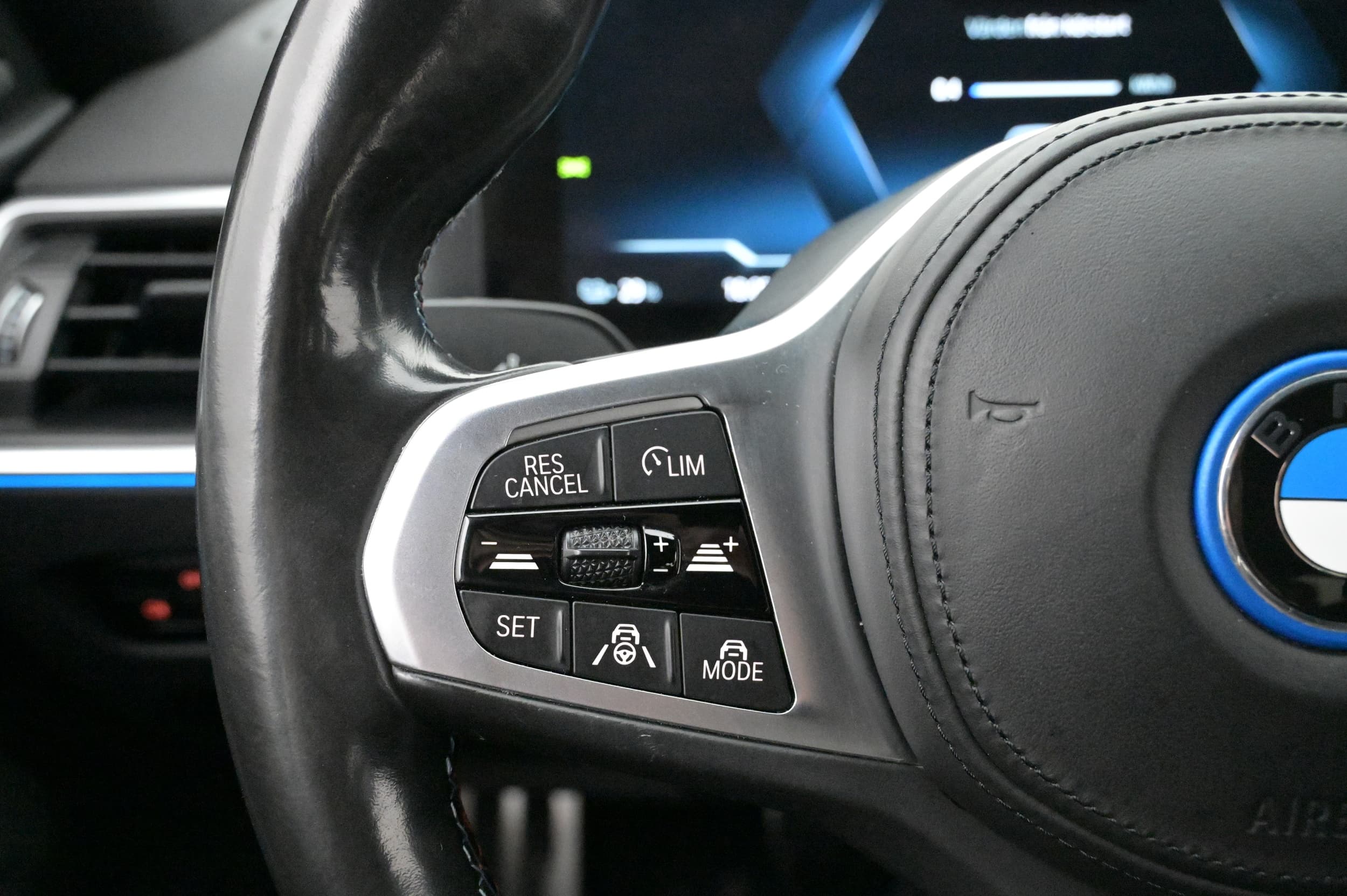 Multifunktionsratt med adaptiv farthållare