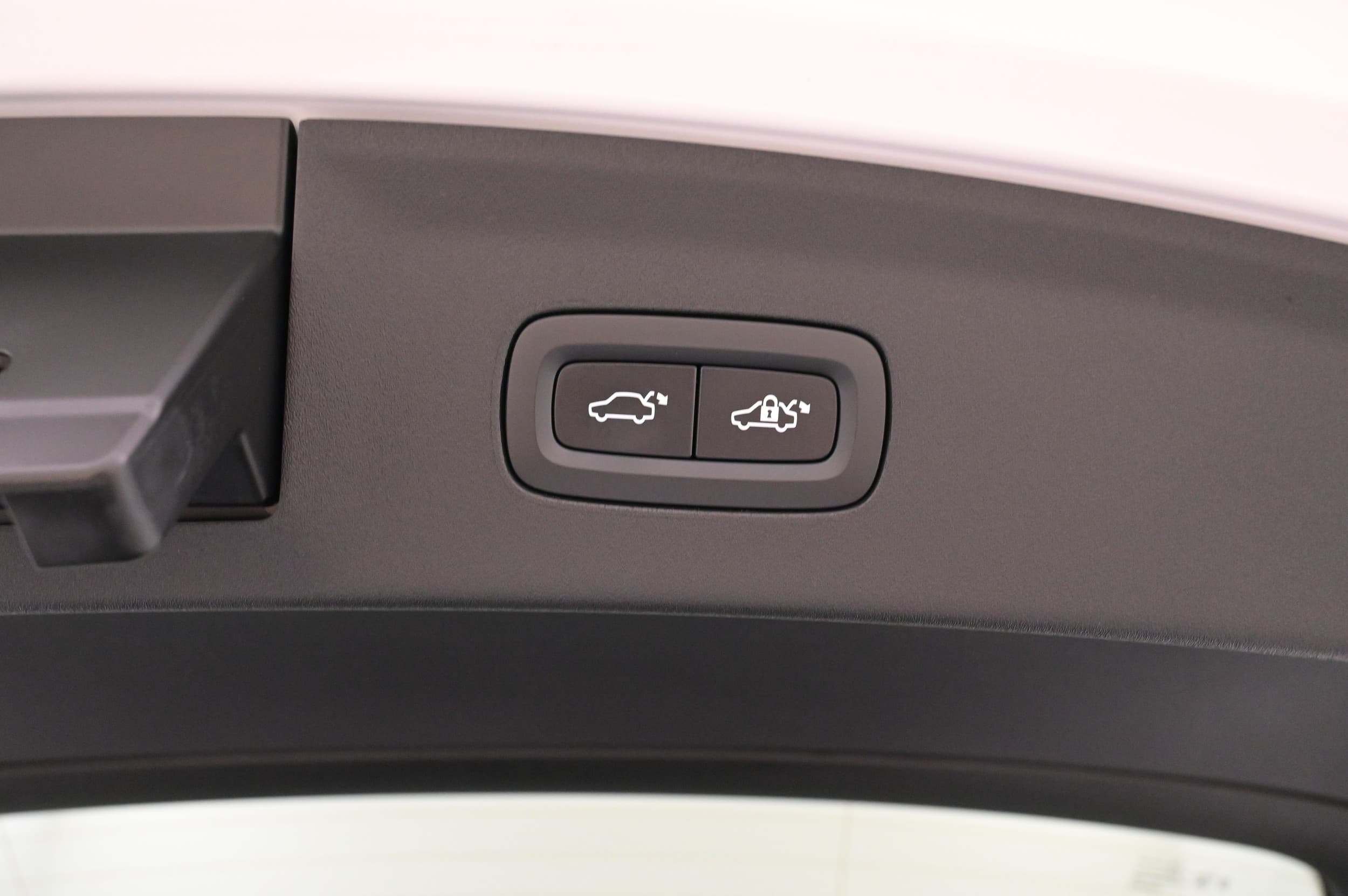 Elmanövrerad bagagelucka