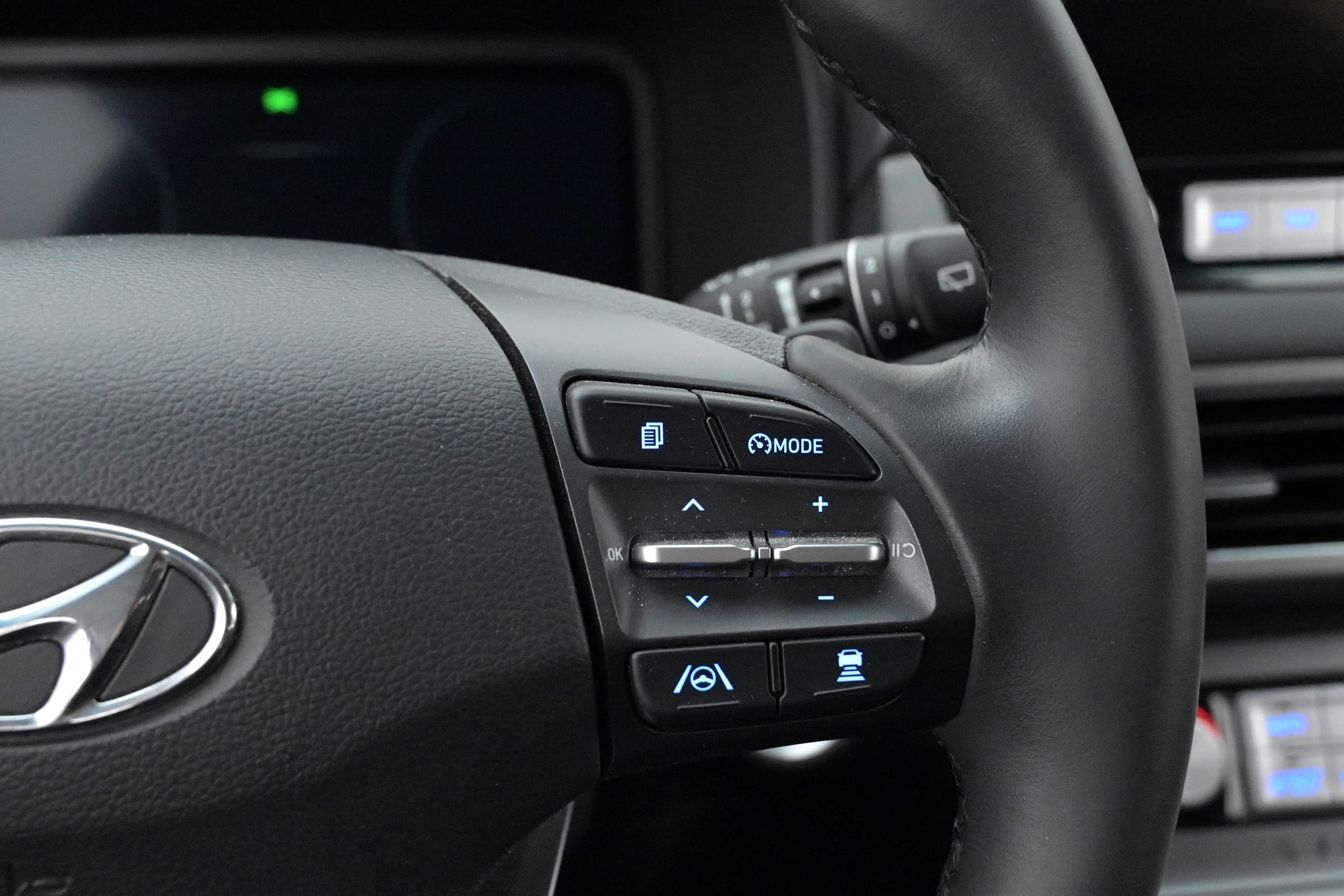 Multifunktionsratt med adaptiv farthållare