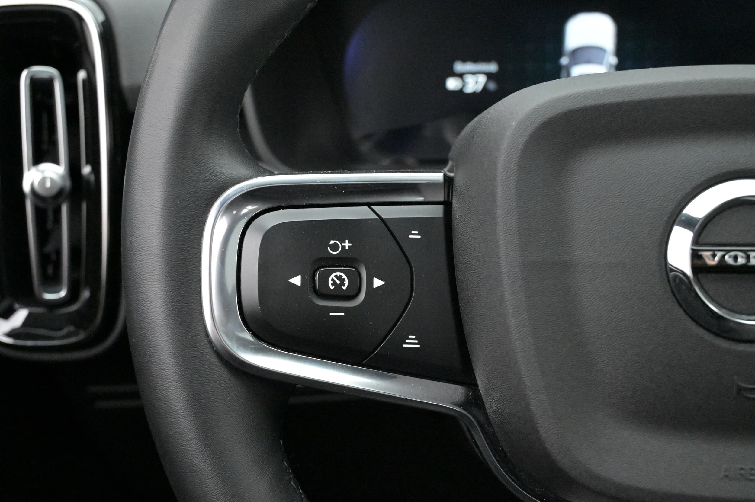 Multifunktionsratt med adaptiv farthållare