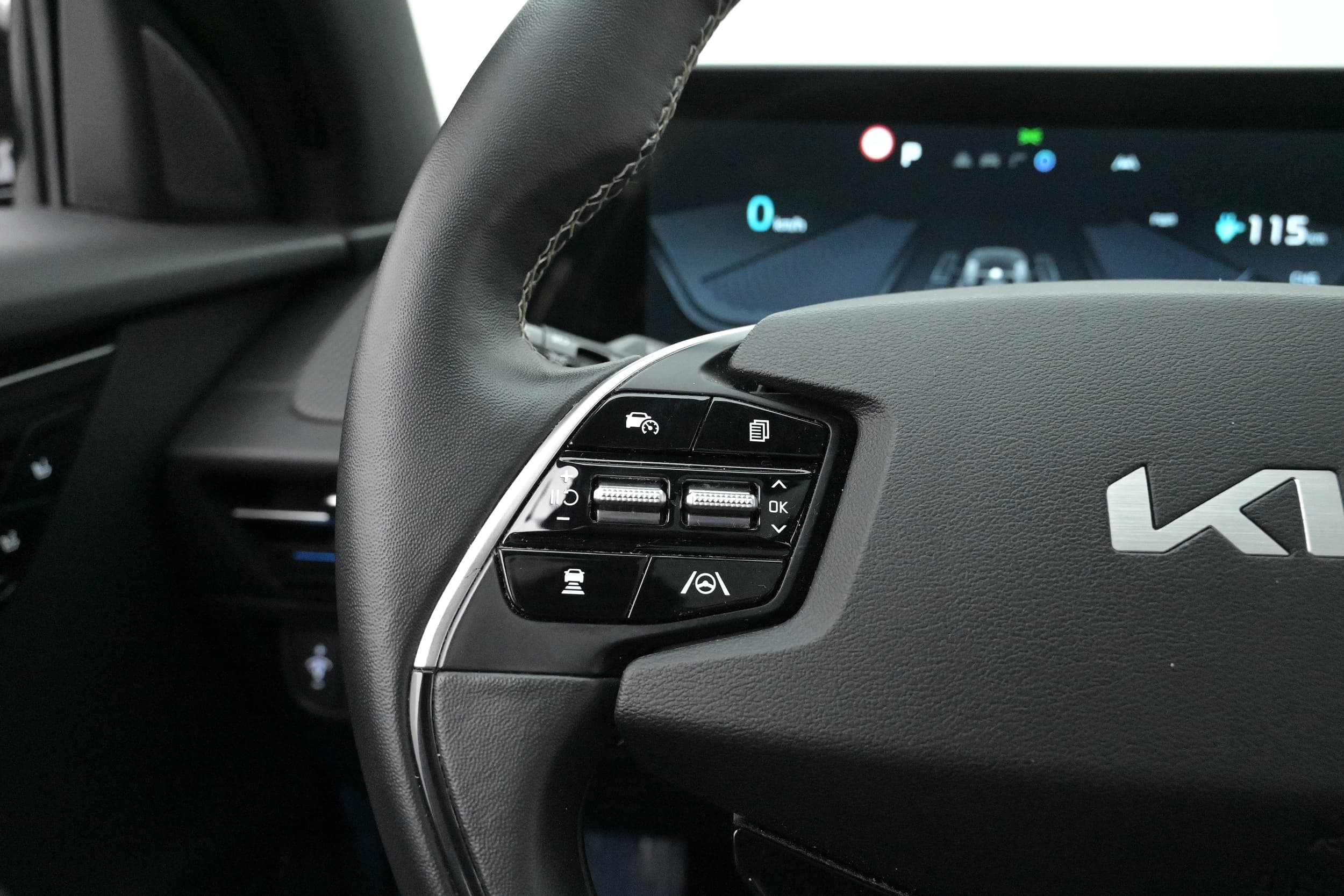 Multifunktionsratt mes adaptiv farthållare