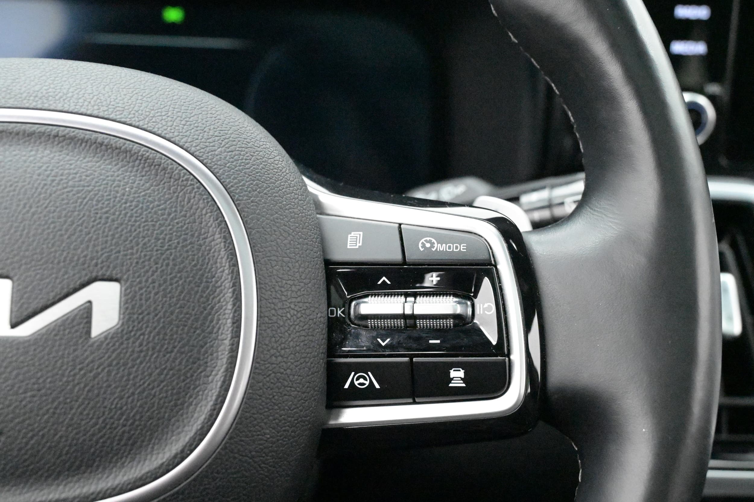 Multifunktionsratt med adaptiv farthållare