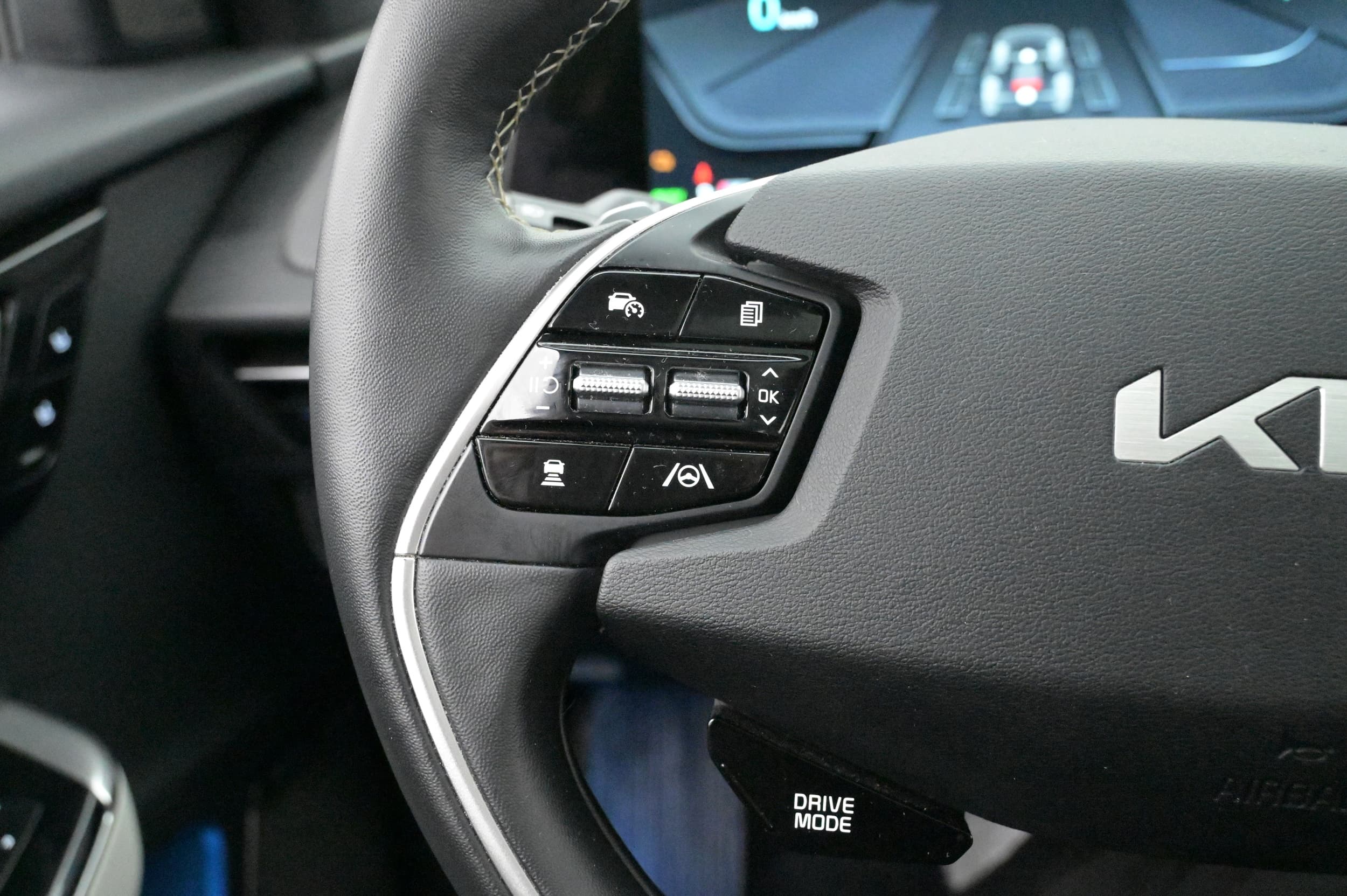 Multifunktionsratt med adaptiv farthållare