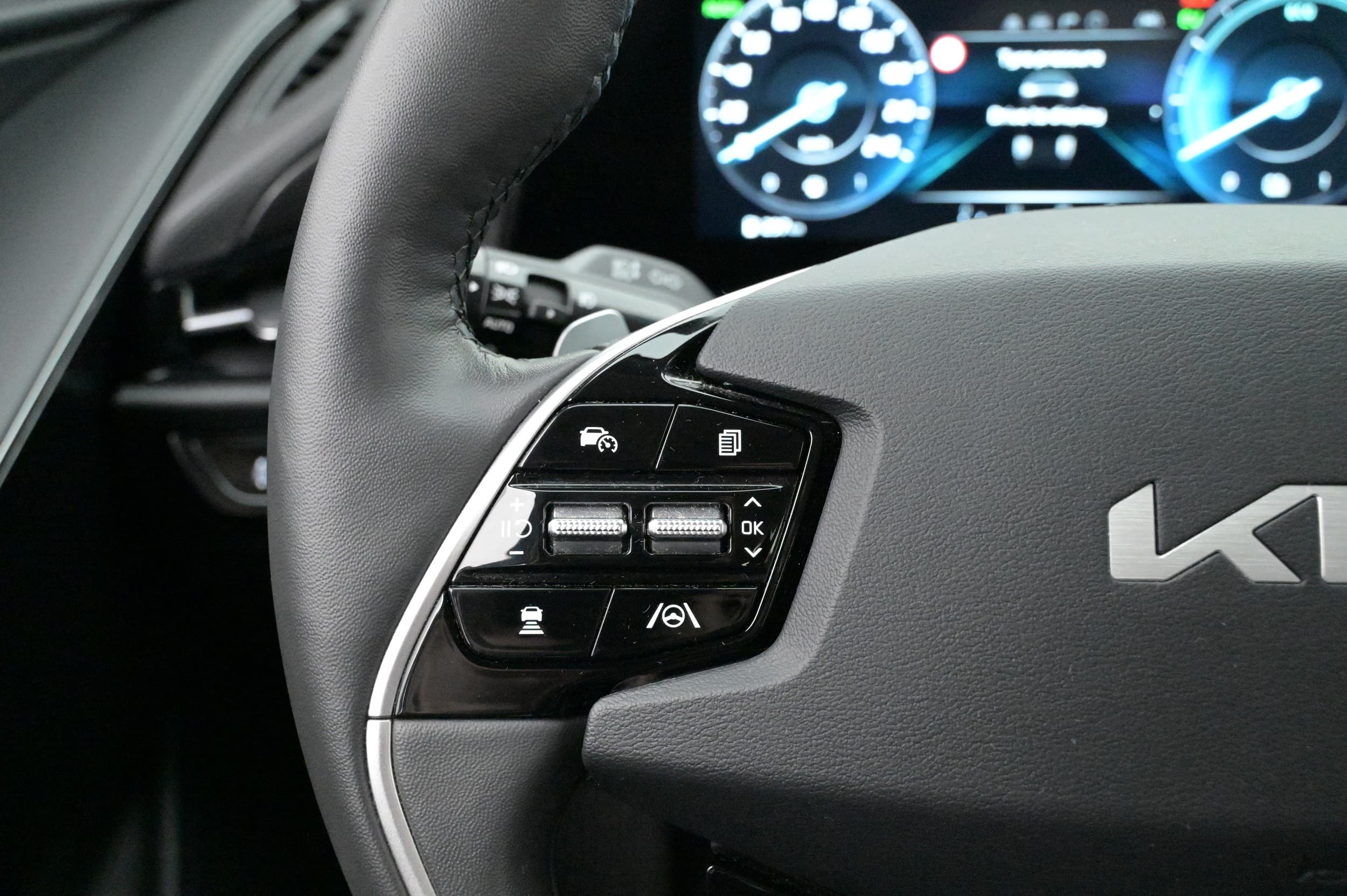 Multifunktionsratt med adaptiv farthållare