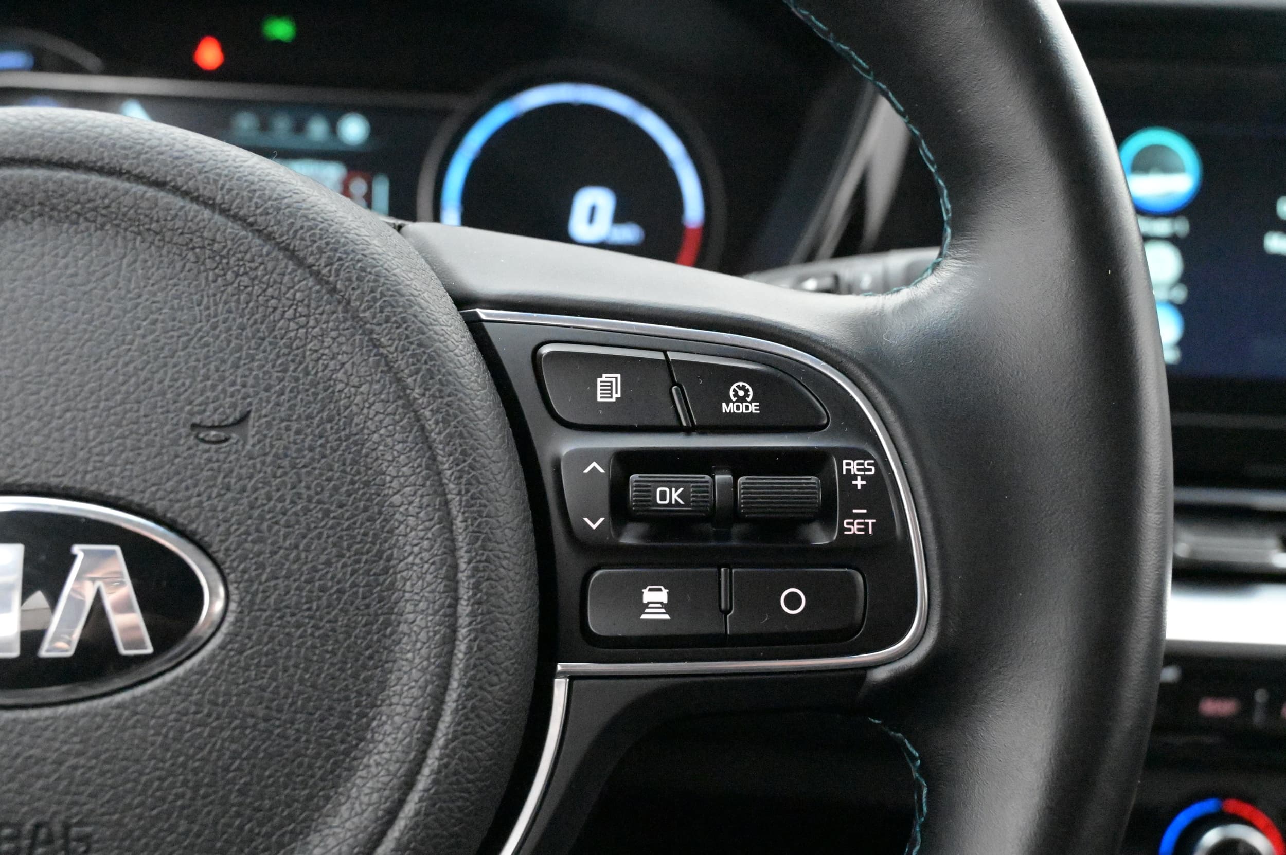 Multifunktionsratt med adaptiv farthållare