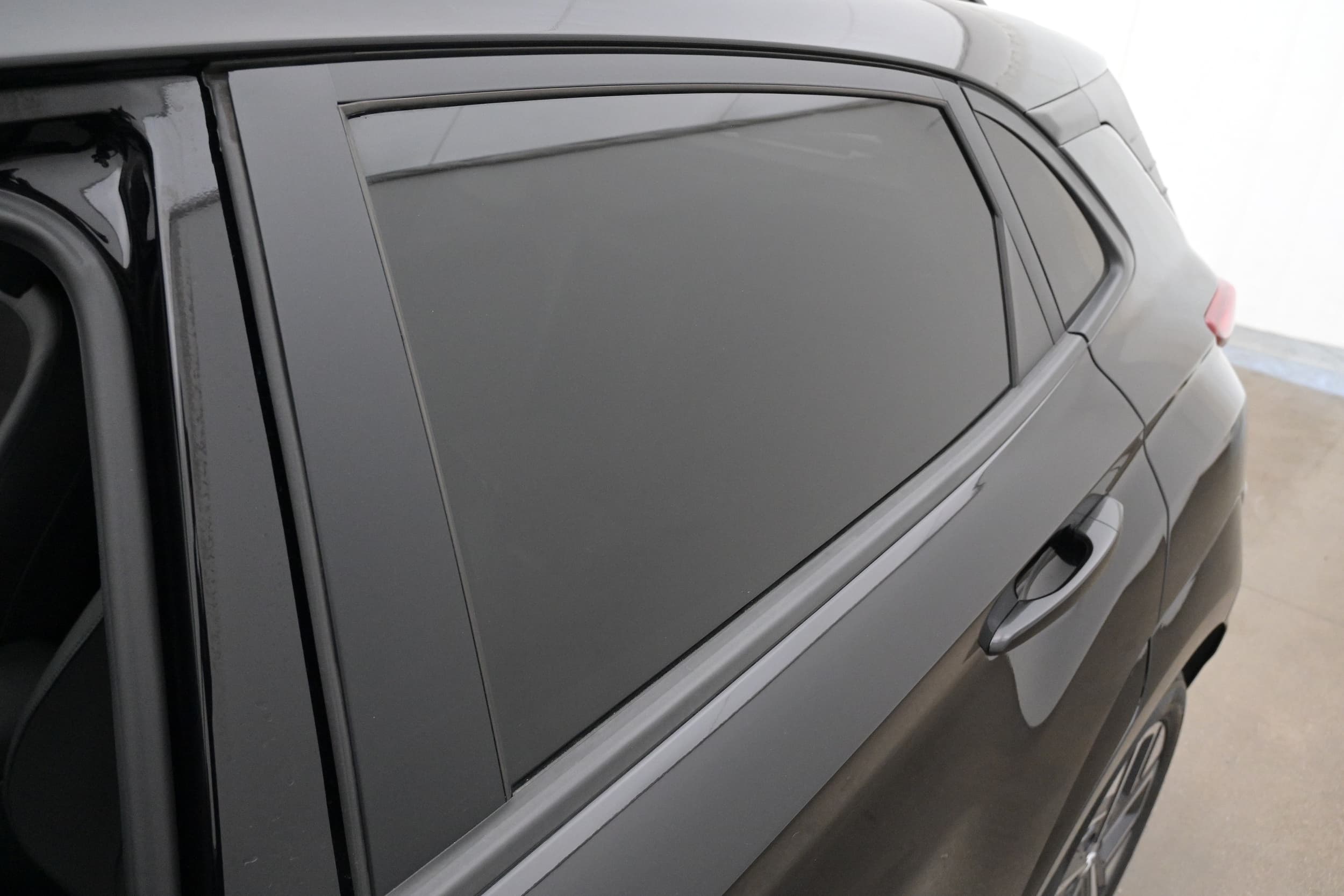 Mörktonade rutor bak