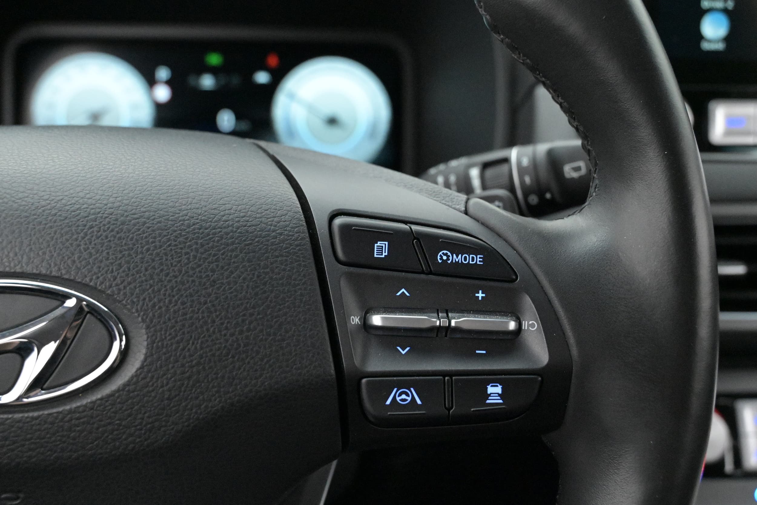 Multifunktionsratt med adaptiv farthållare