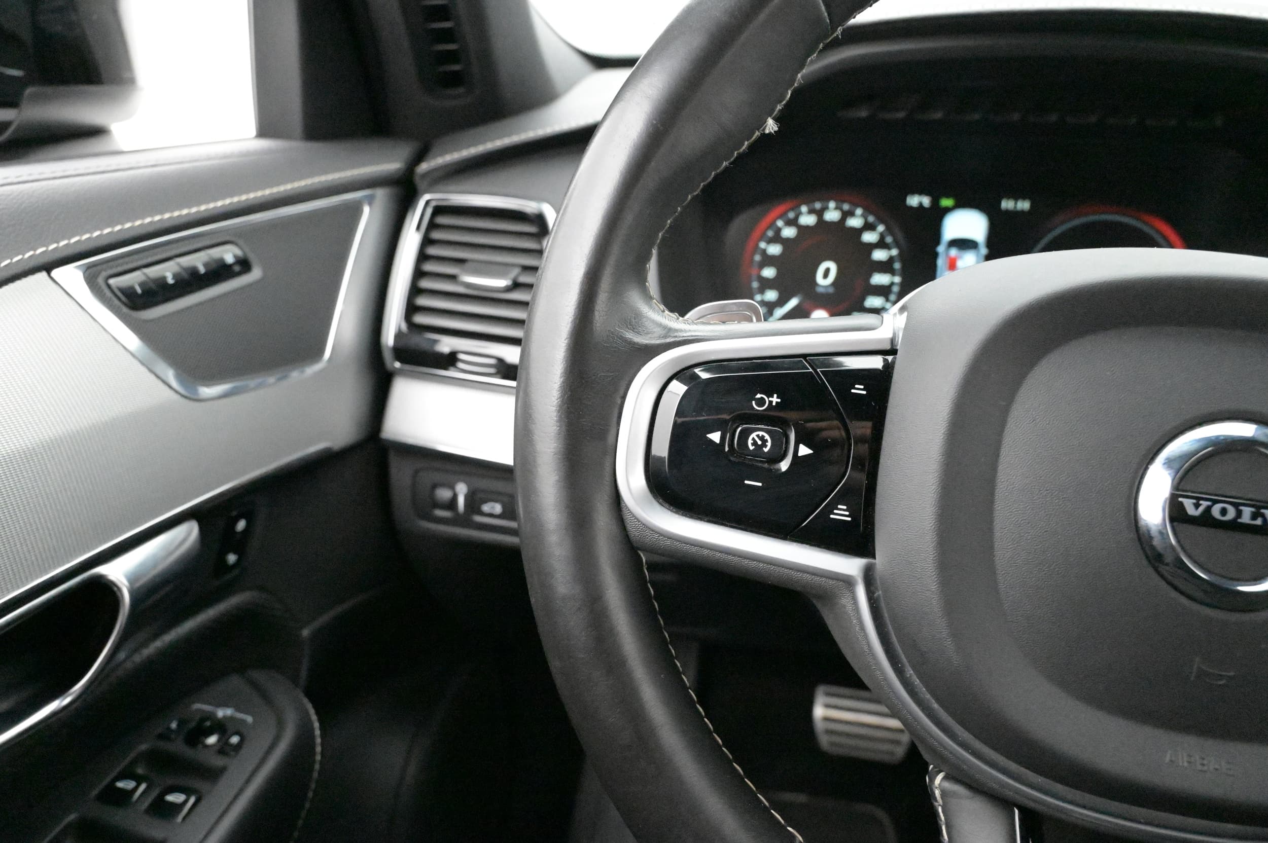 Multifunktionsratt med adaptiv farthållare