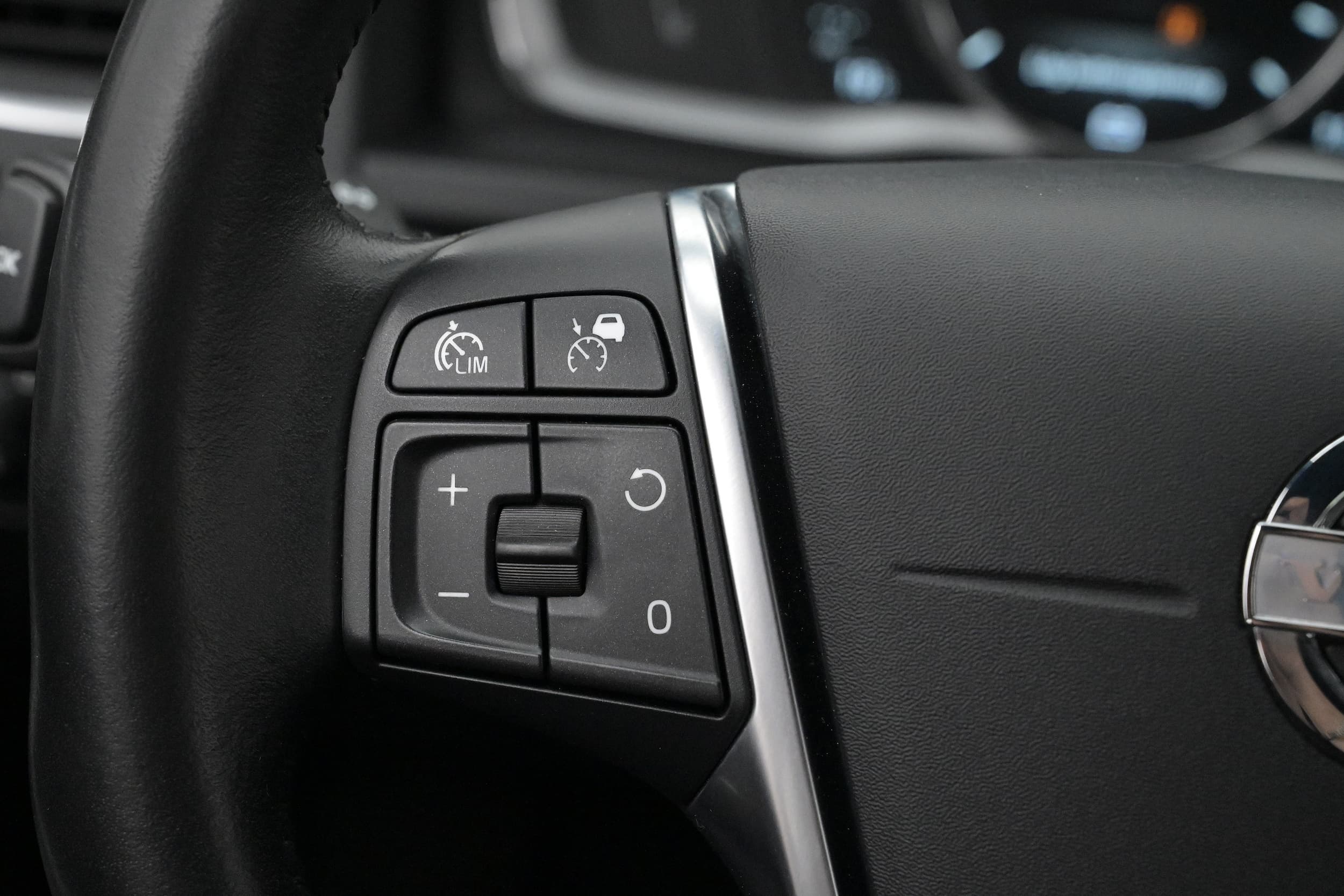 Multifunktionsratt med adaptiv konstantfarthållare