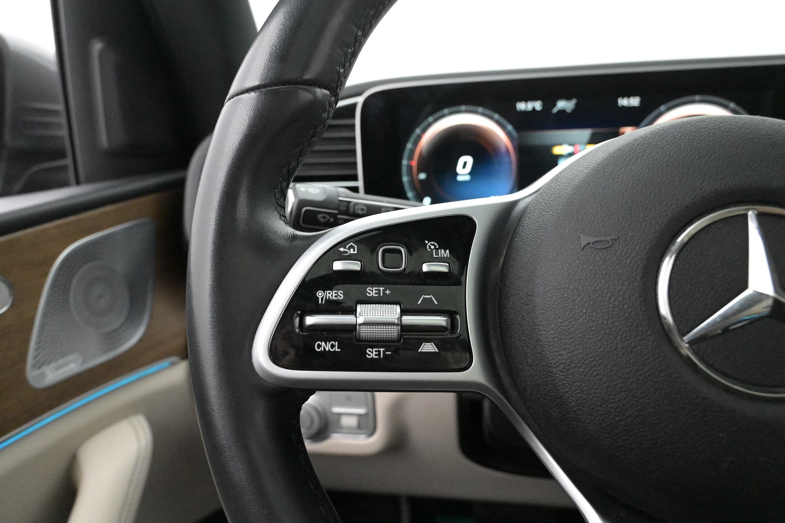 Multifunktionsratt med adaptiv farthållare