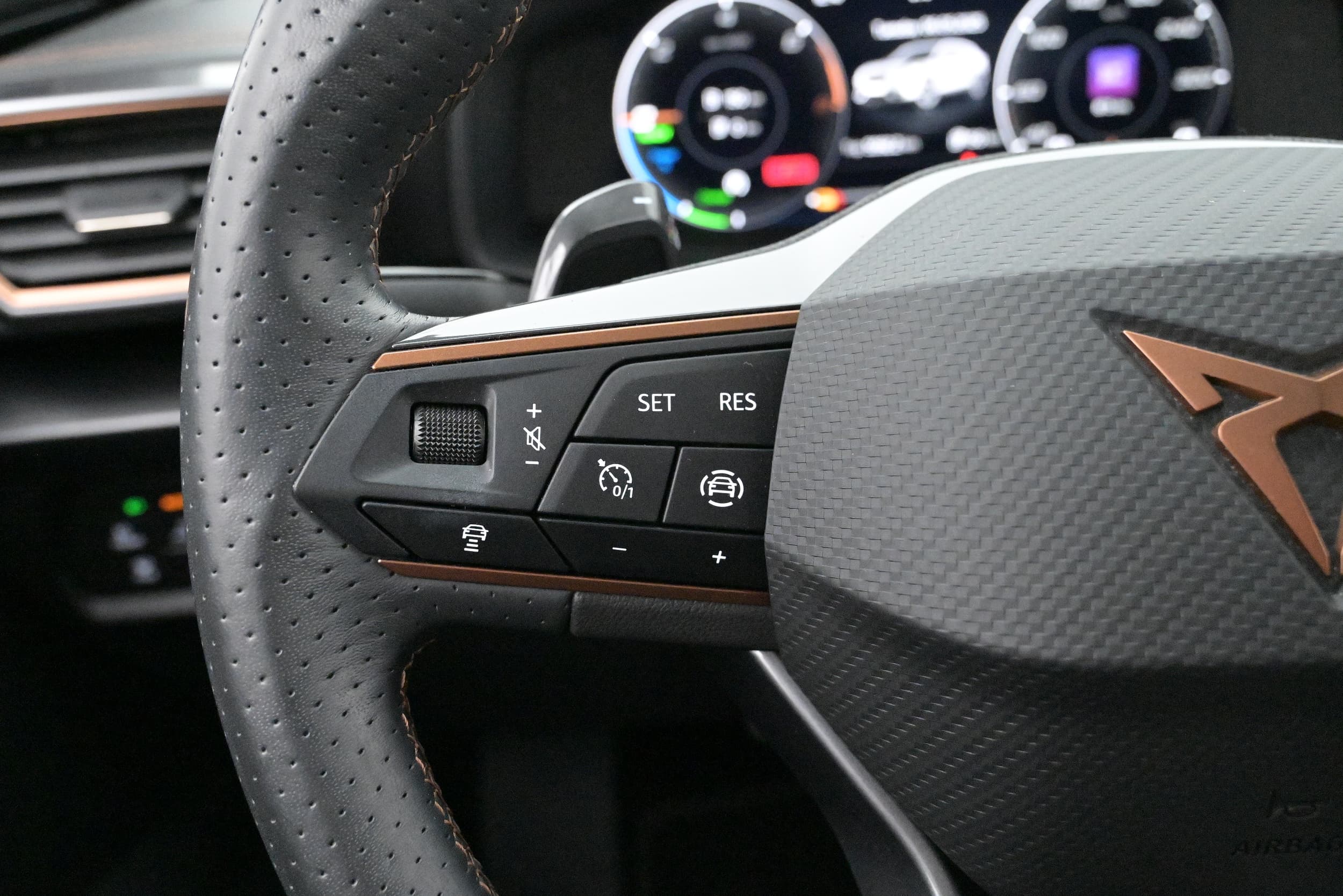 Multifunktionsratt med adaptiv farthållare