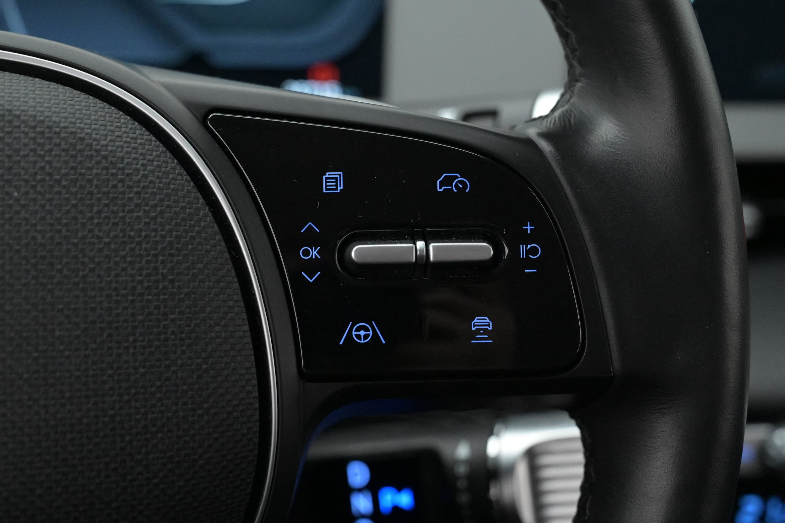 Multifunktionsratt med adaptiv farthållare