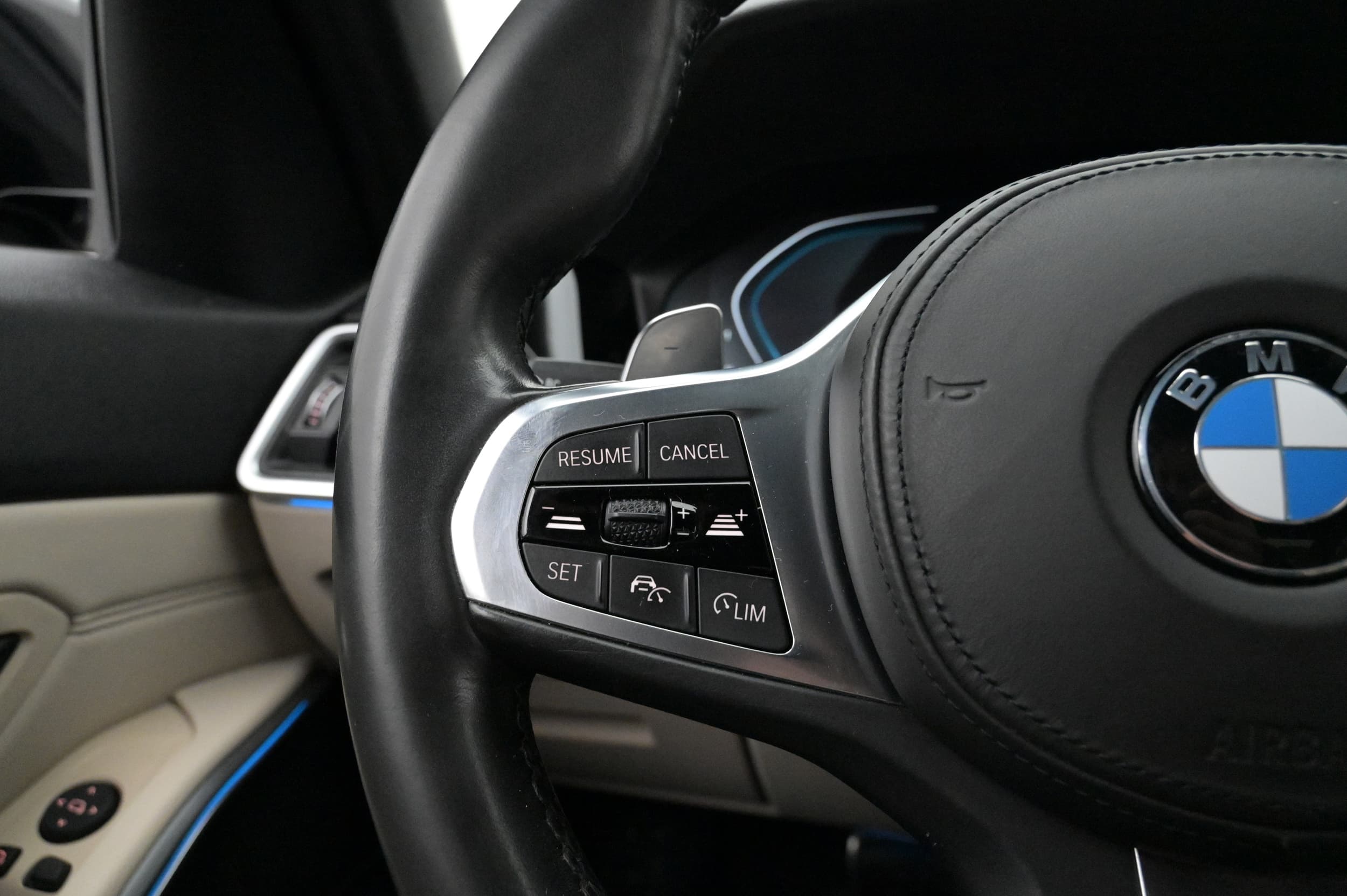 Multifunktionsratt med adaptiv farthållare