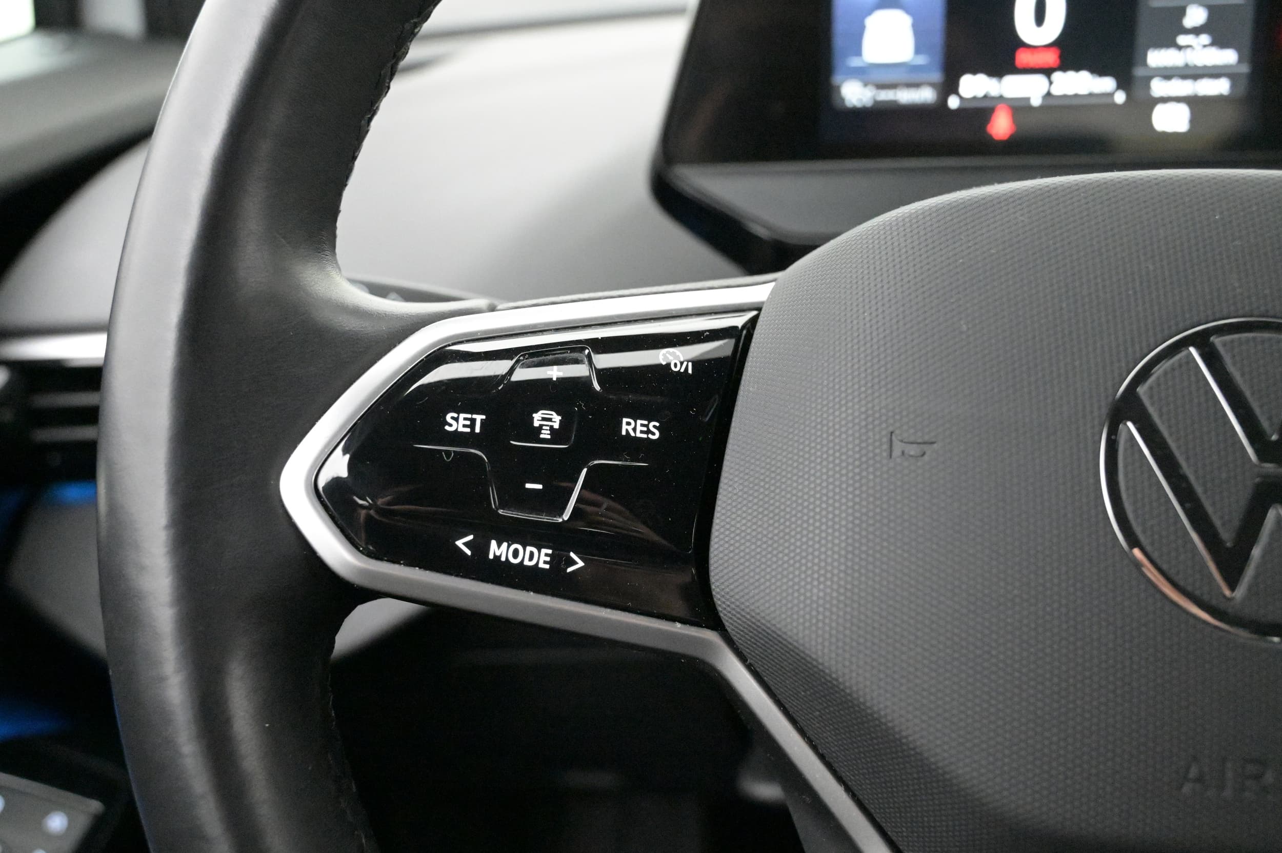 Multifunktionsratt med adaptiv farthållare