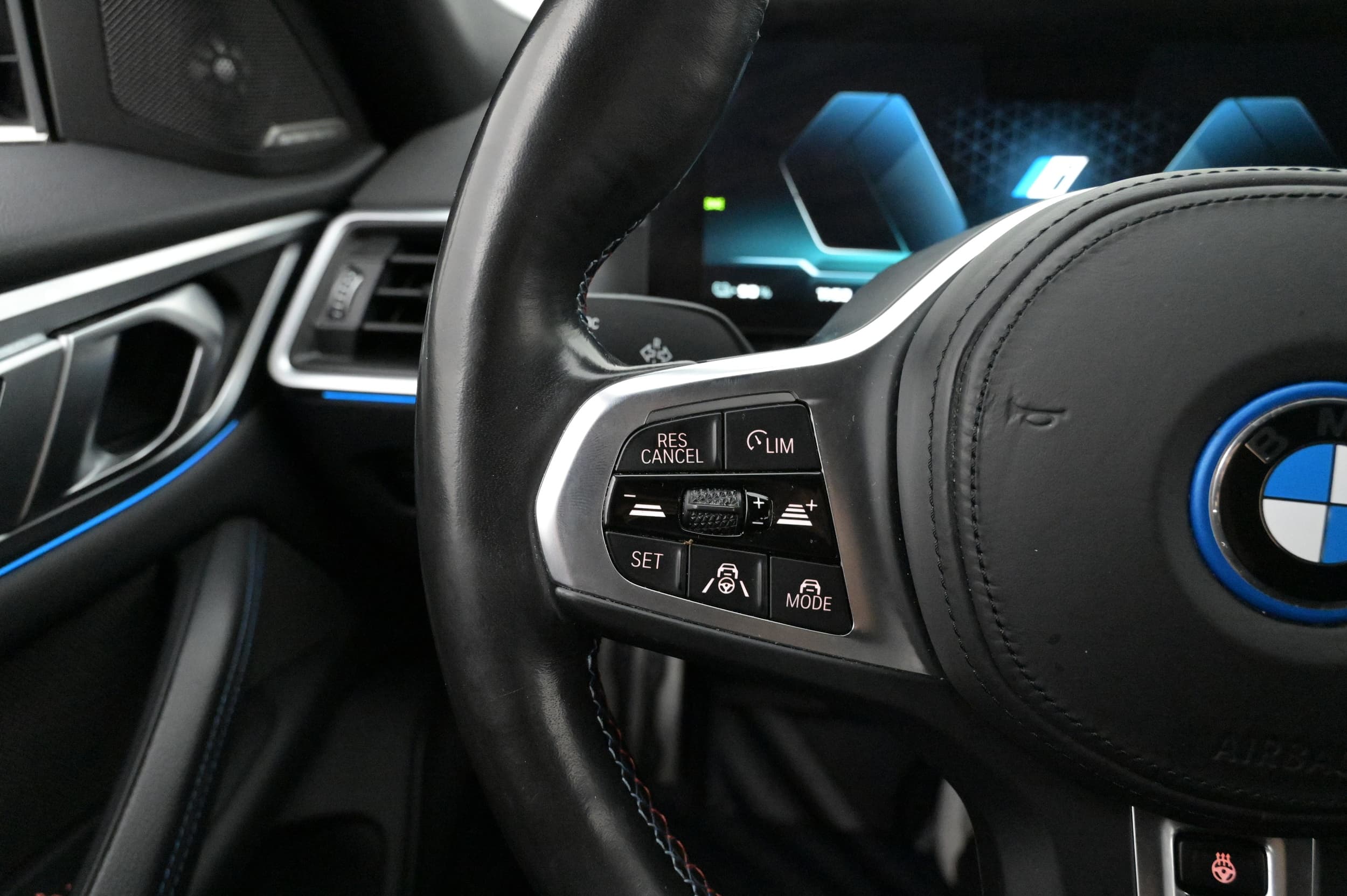 Multifunktionsratt med adaptiv farthållare