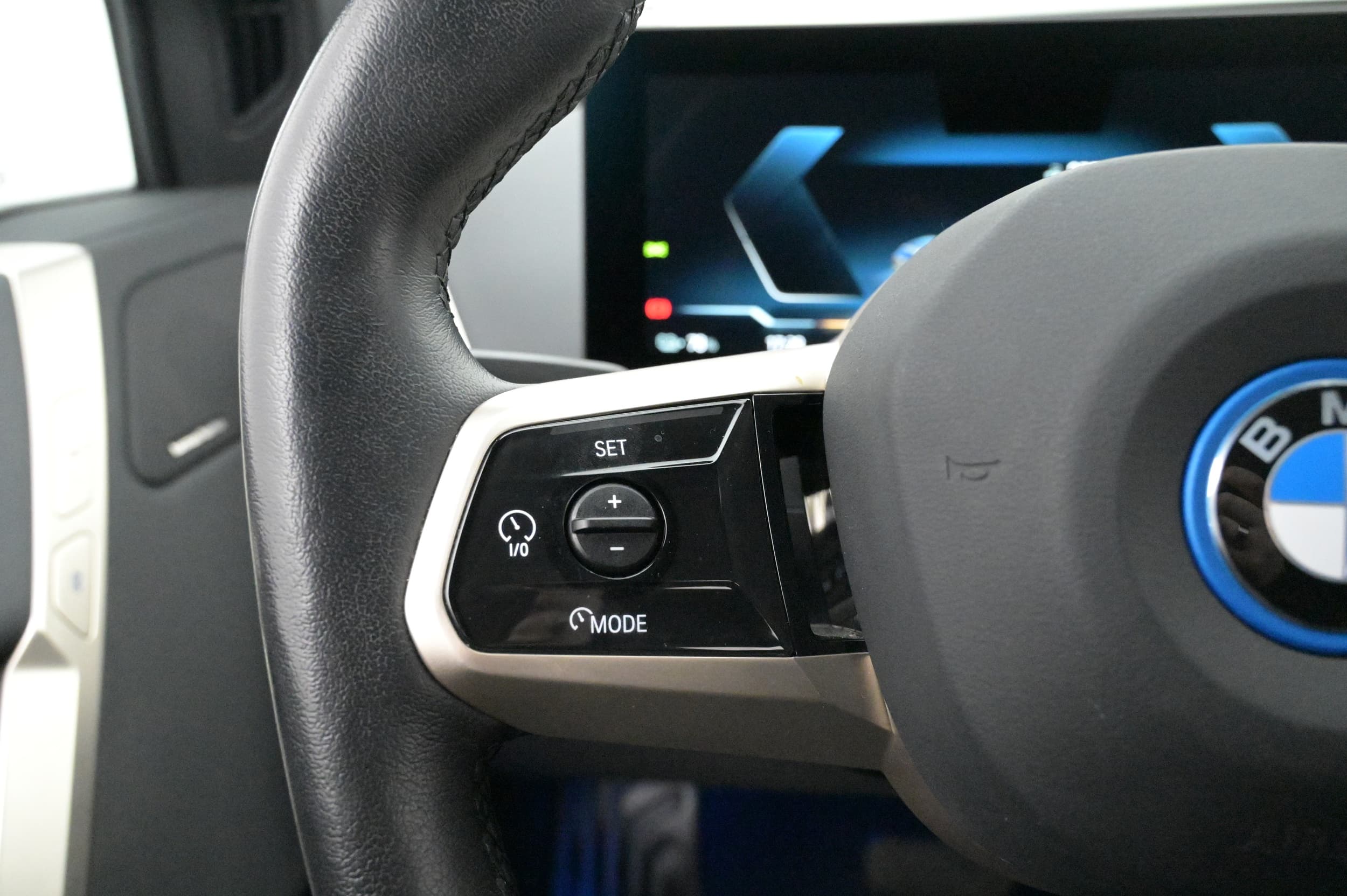 Multifunktionsratt med adaptiv farthållare