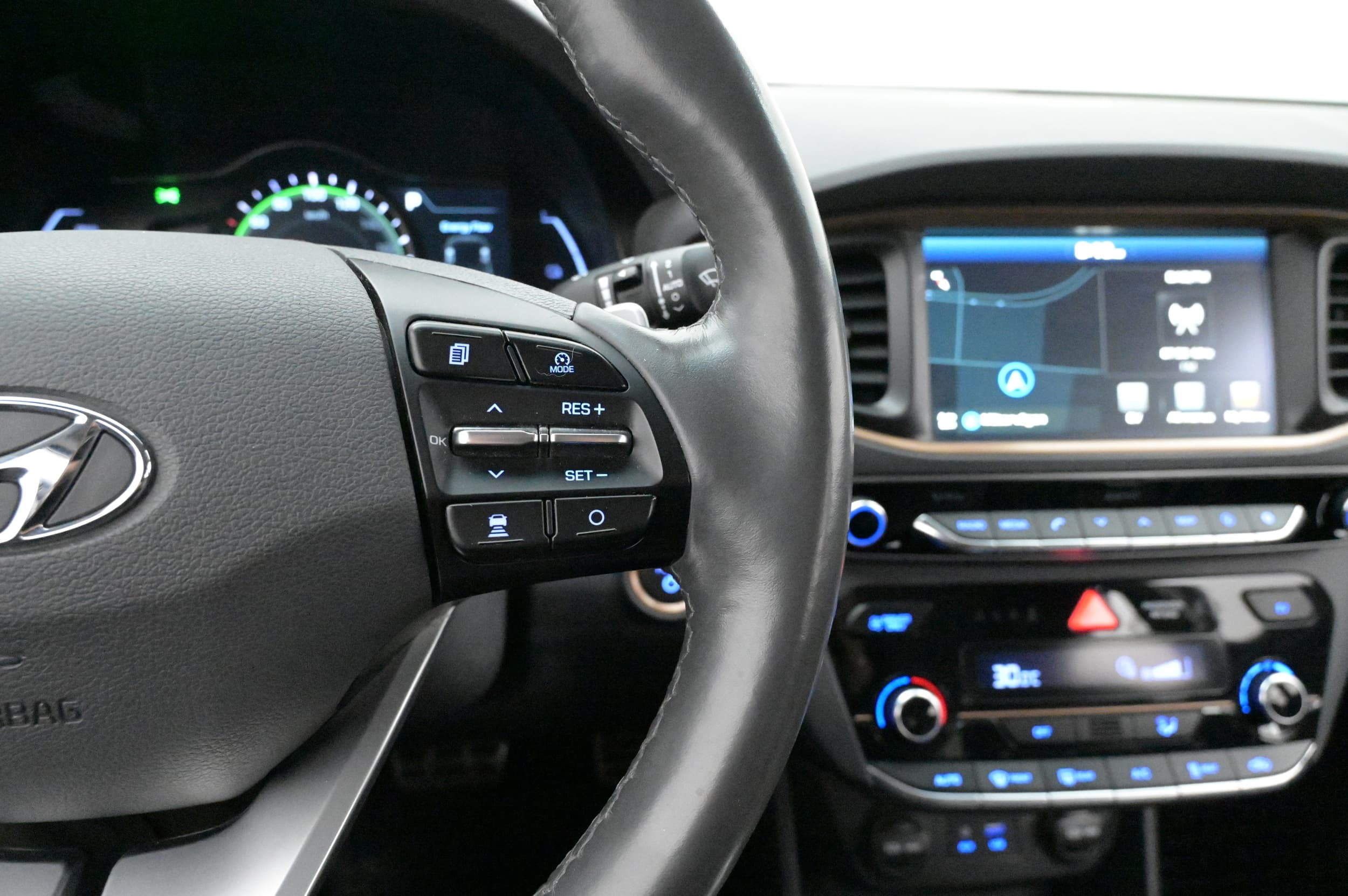 Multifunktionsratt med adaptiv farthållare