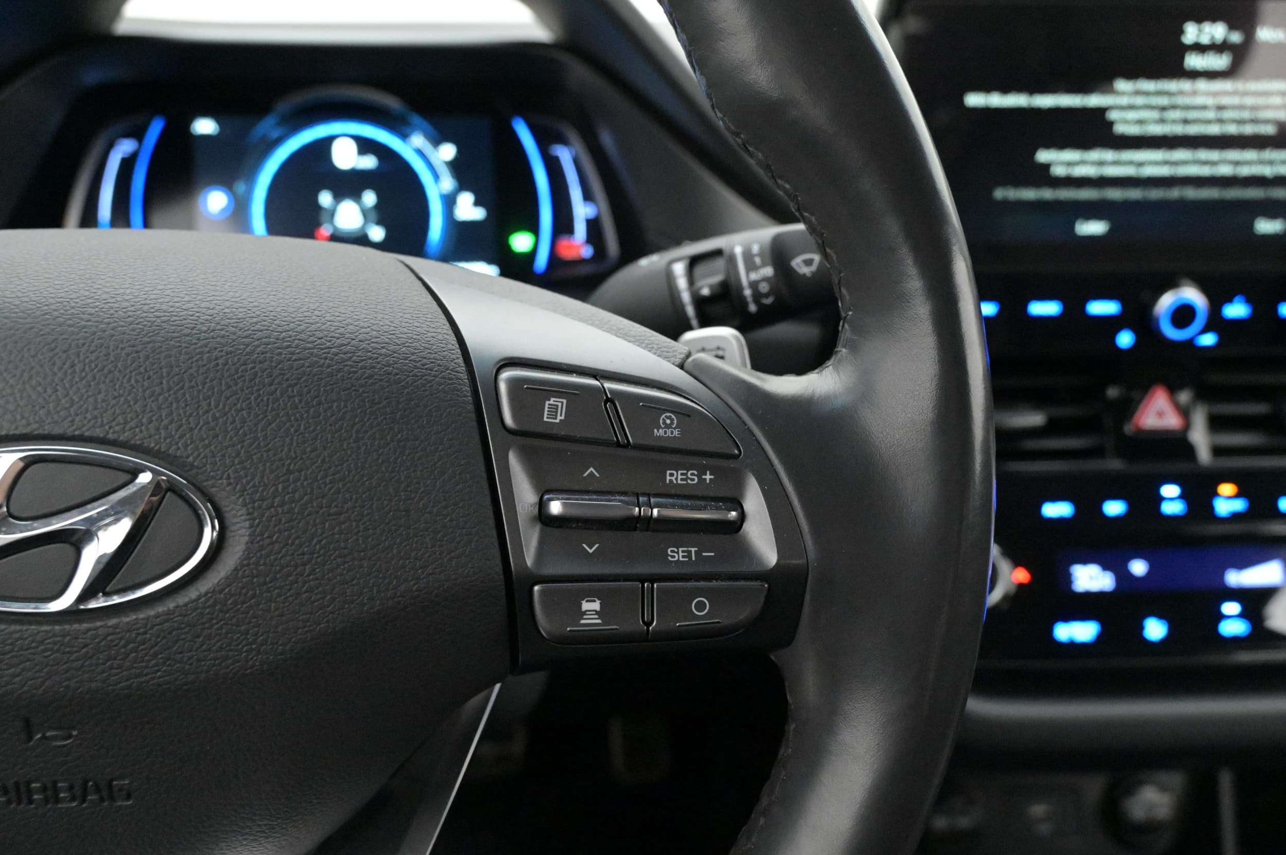 Multifunktionsratt med adaptiv farthållare