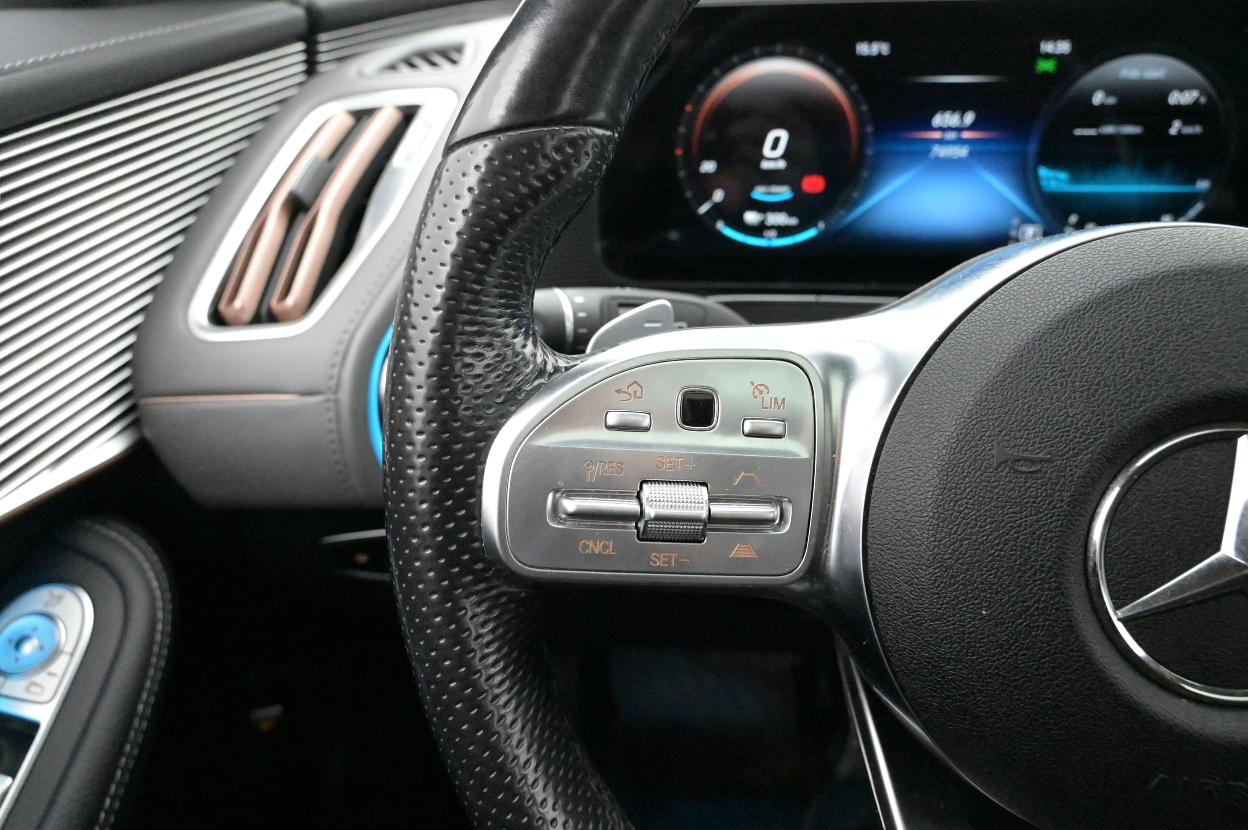 Multifunktionsratt med adaptiv farthållare