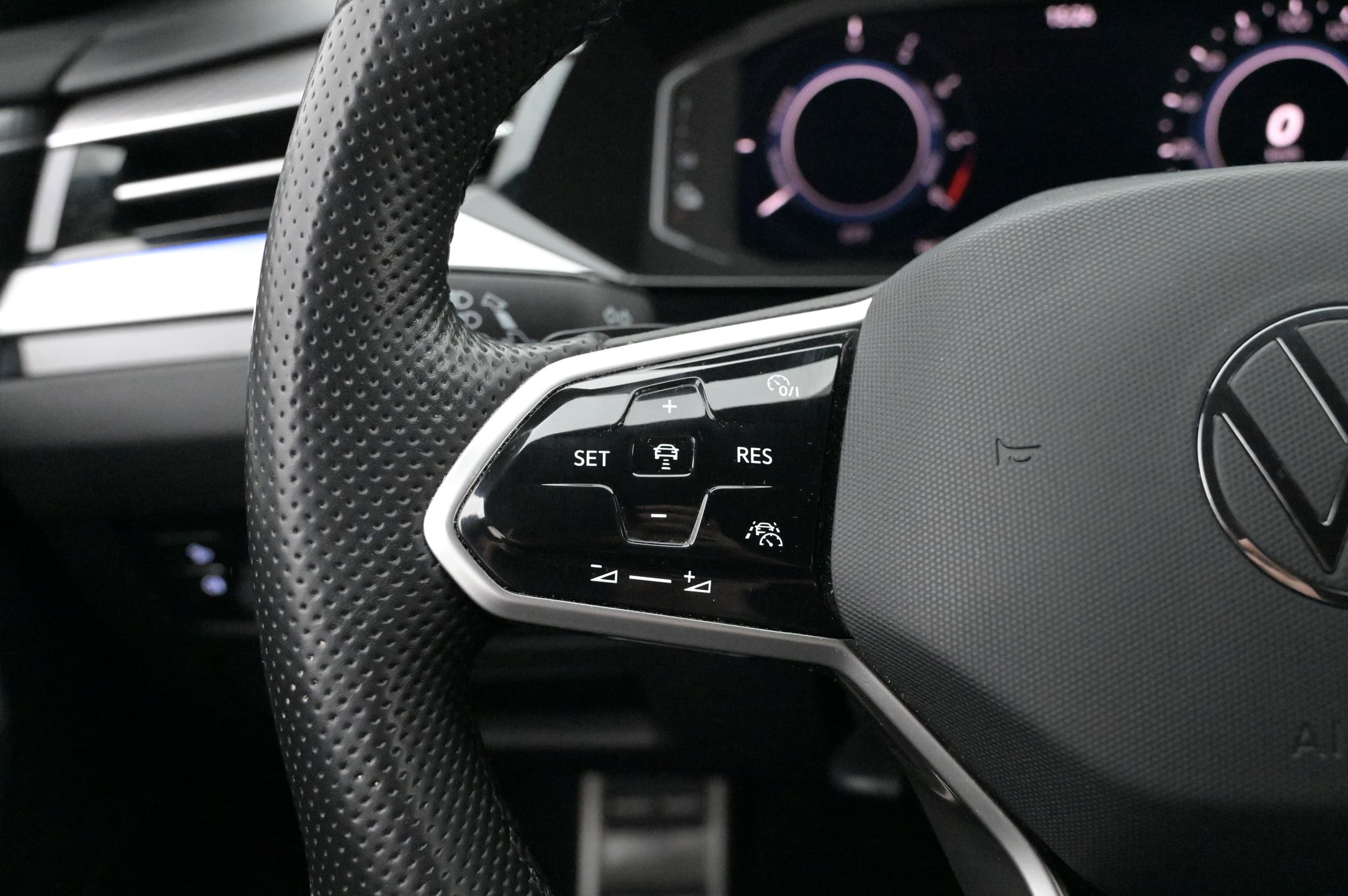 Multifunktionsratt med adaptiv farthållare