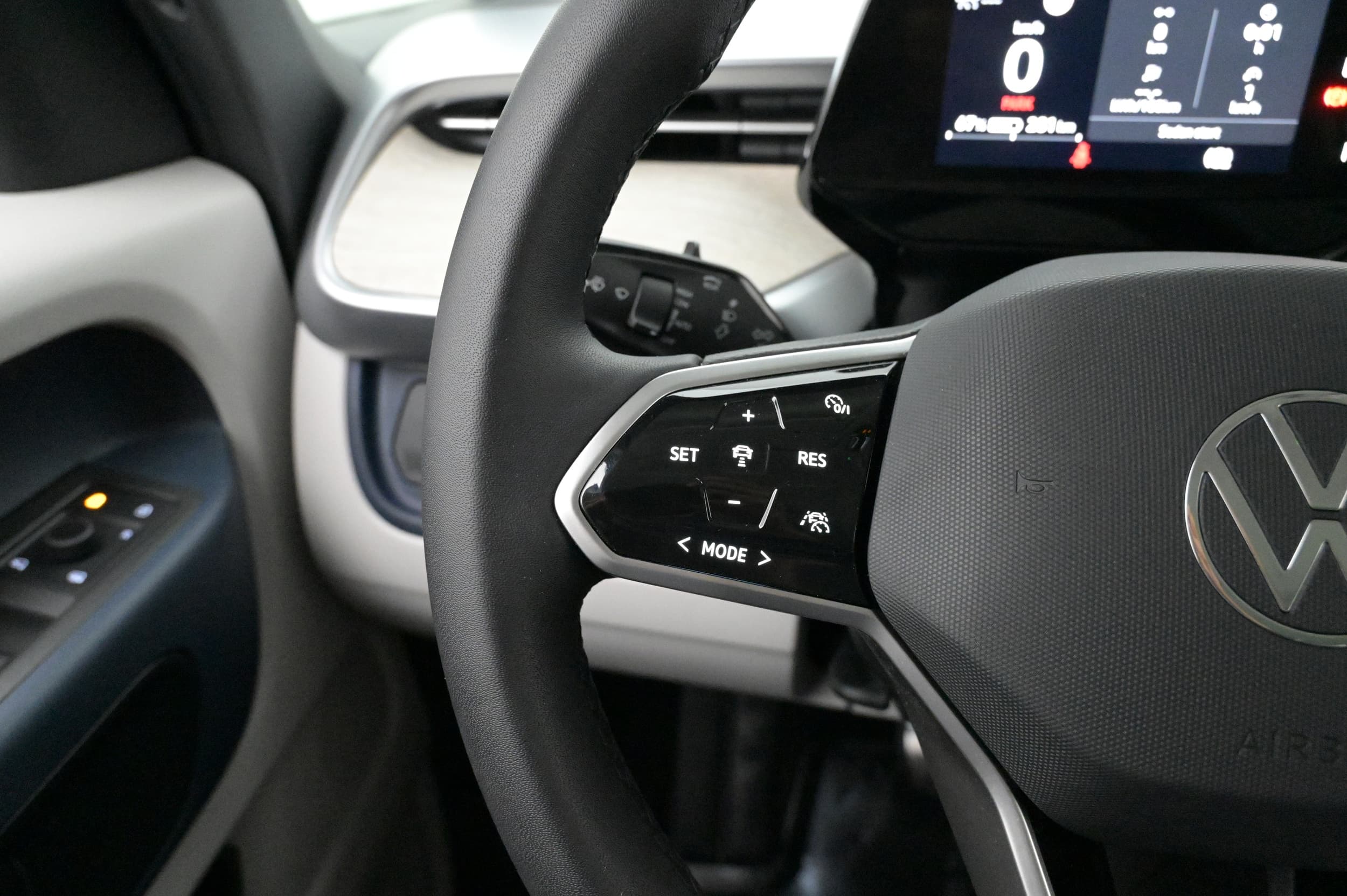 Multifunktionsratt med adaptiv farthållare