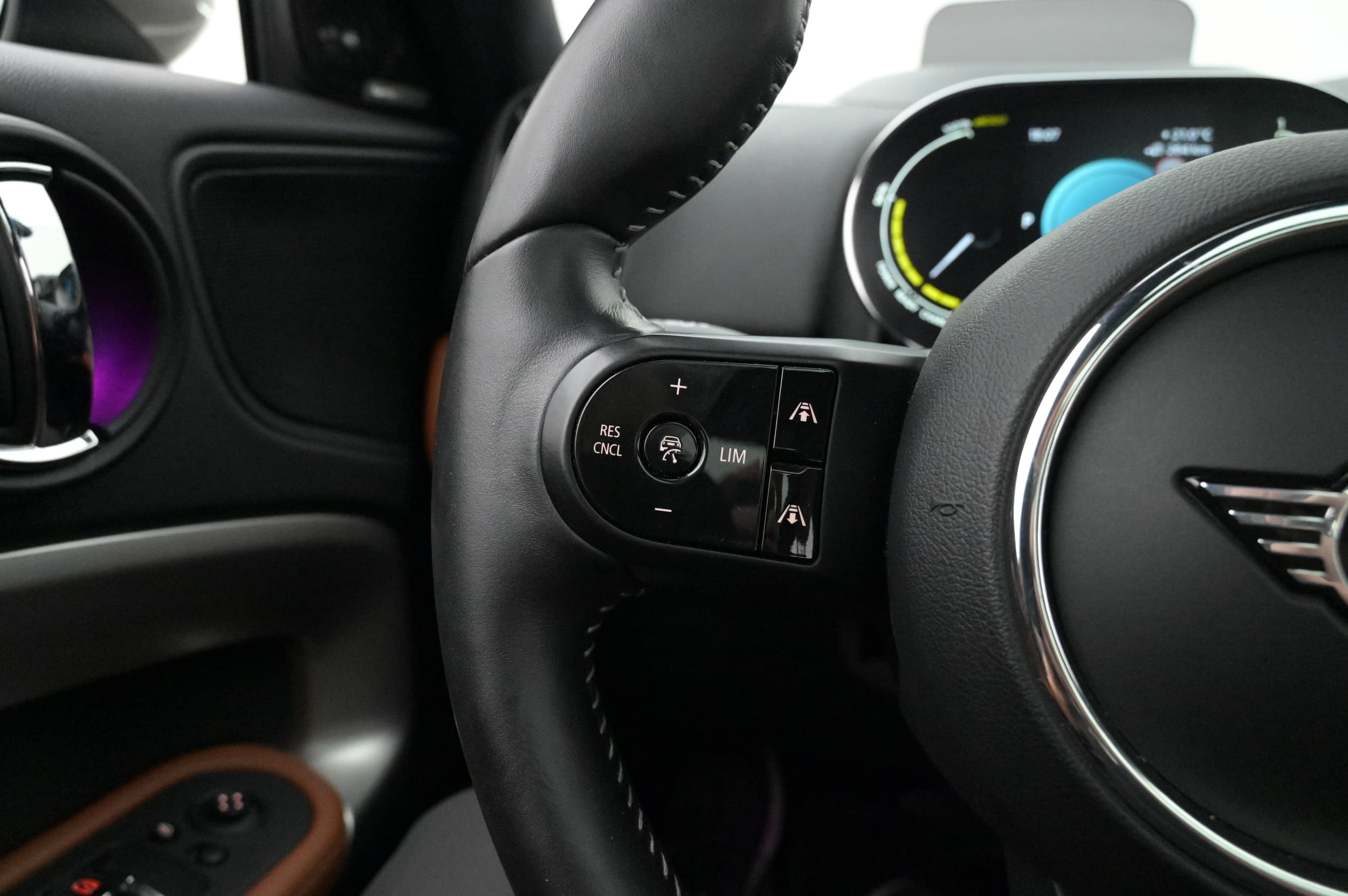 Multifunktionsratt med adaptiv farthållare, Lane assist, Driving Assistant / Assistant Plus