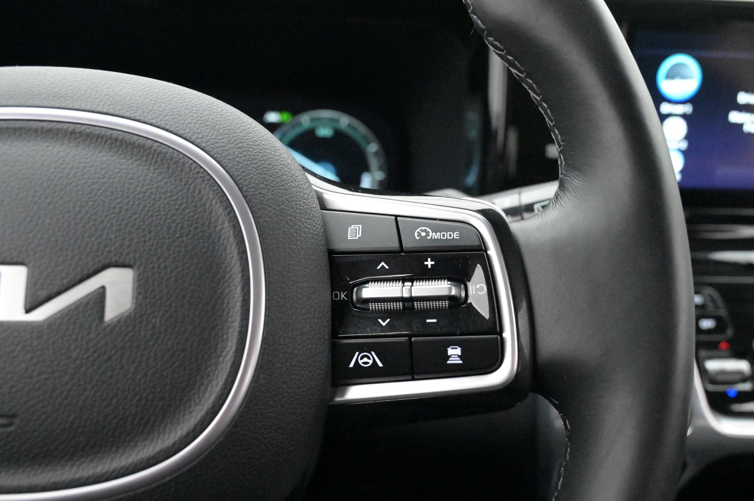 Multifunktionsratt med adaptiv farthållare