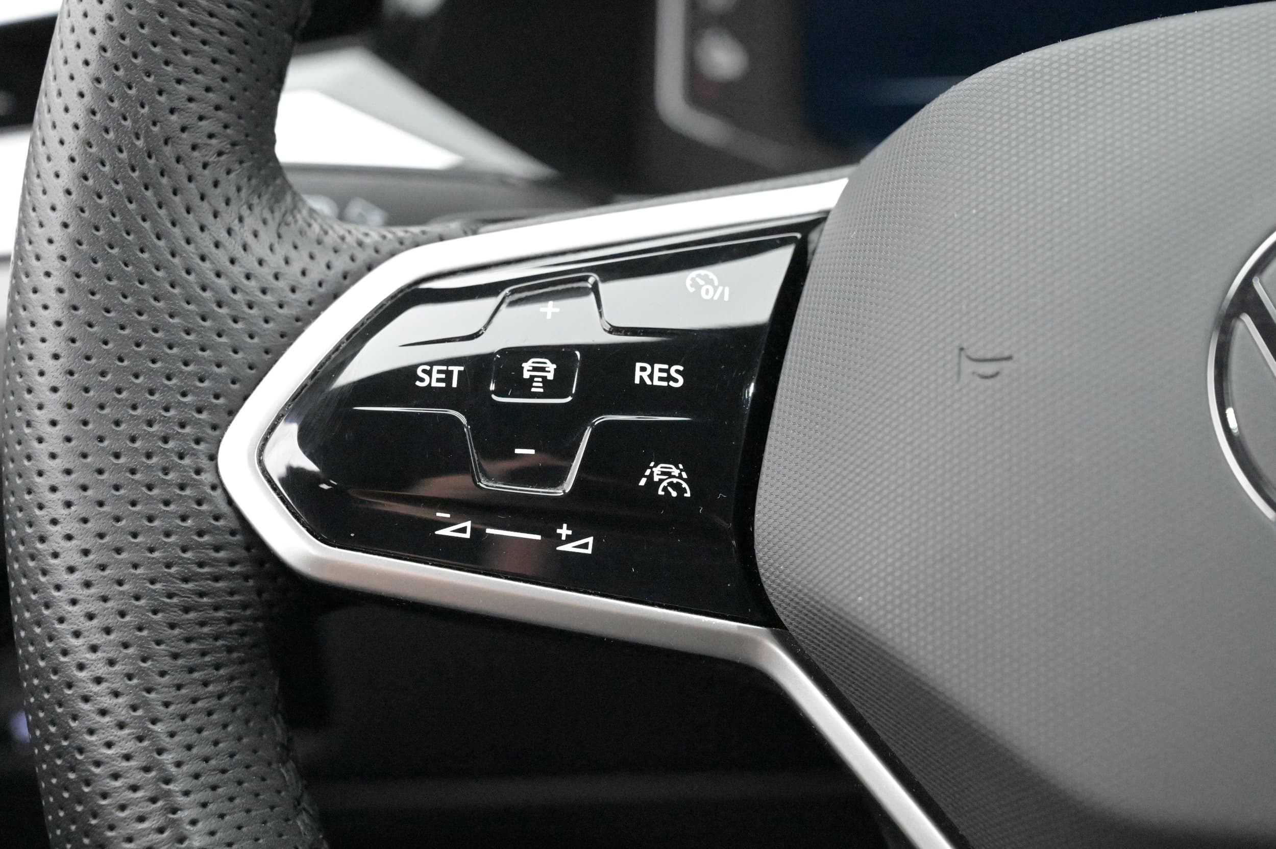 Multifunktionsratt med adaptiv farthållare