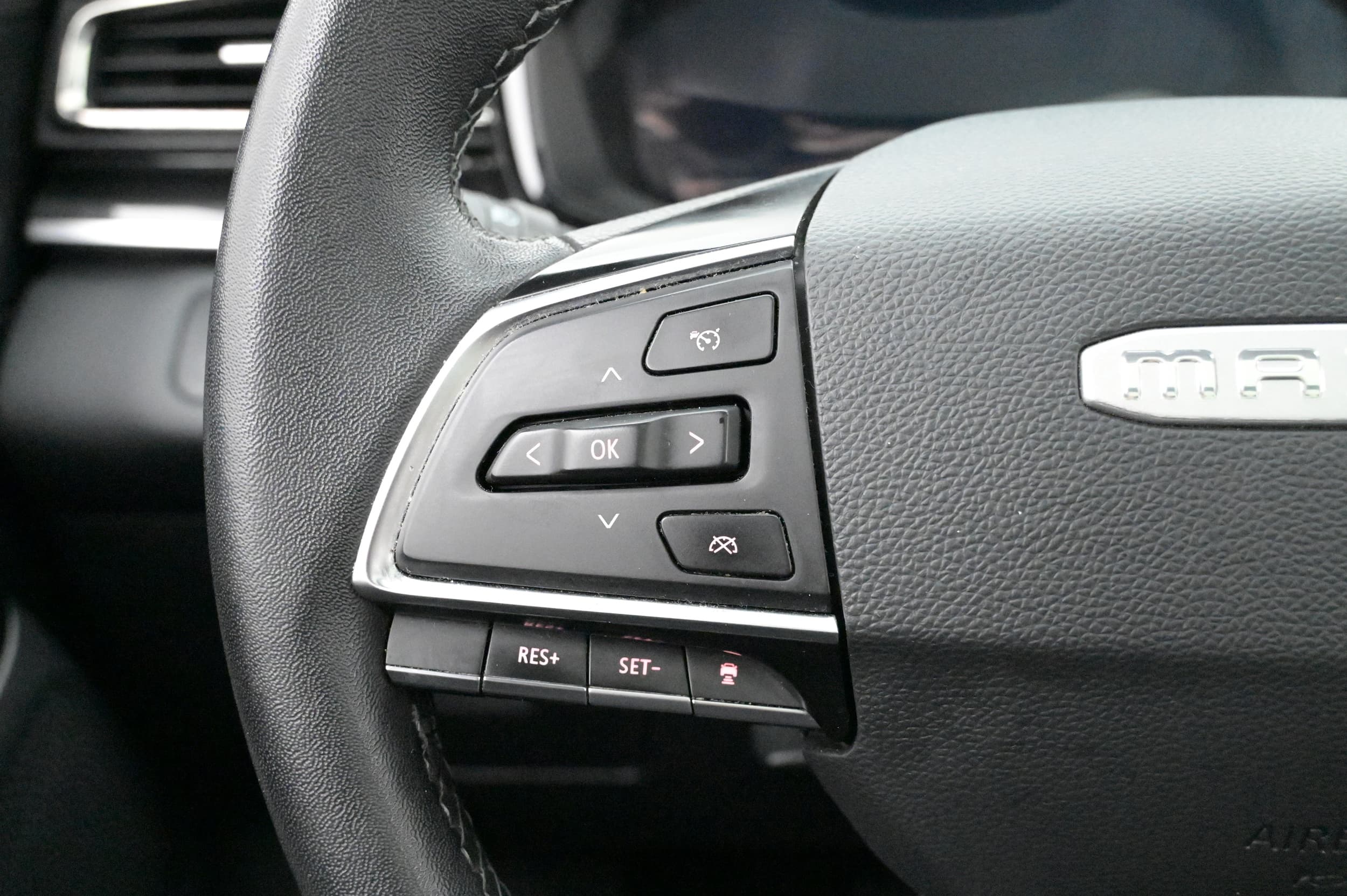 Multifunktionsratt med adaptiv farthållare