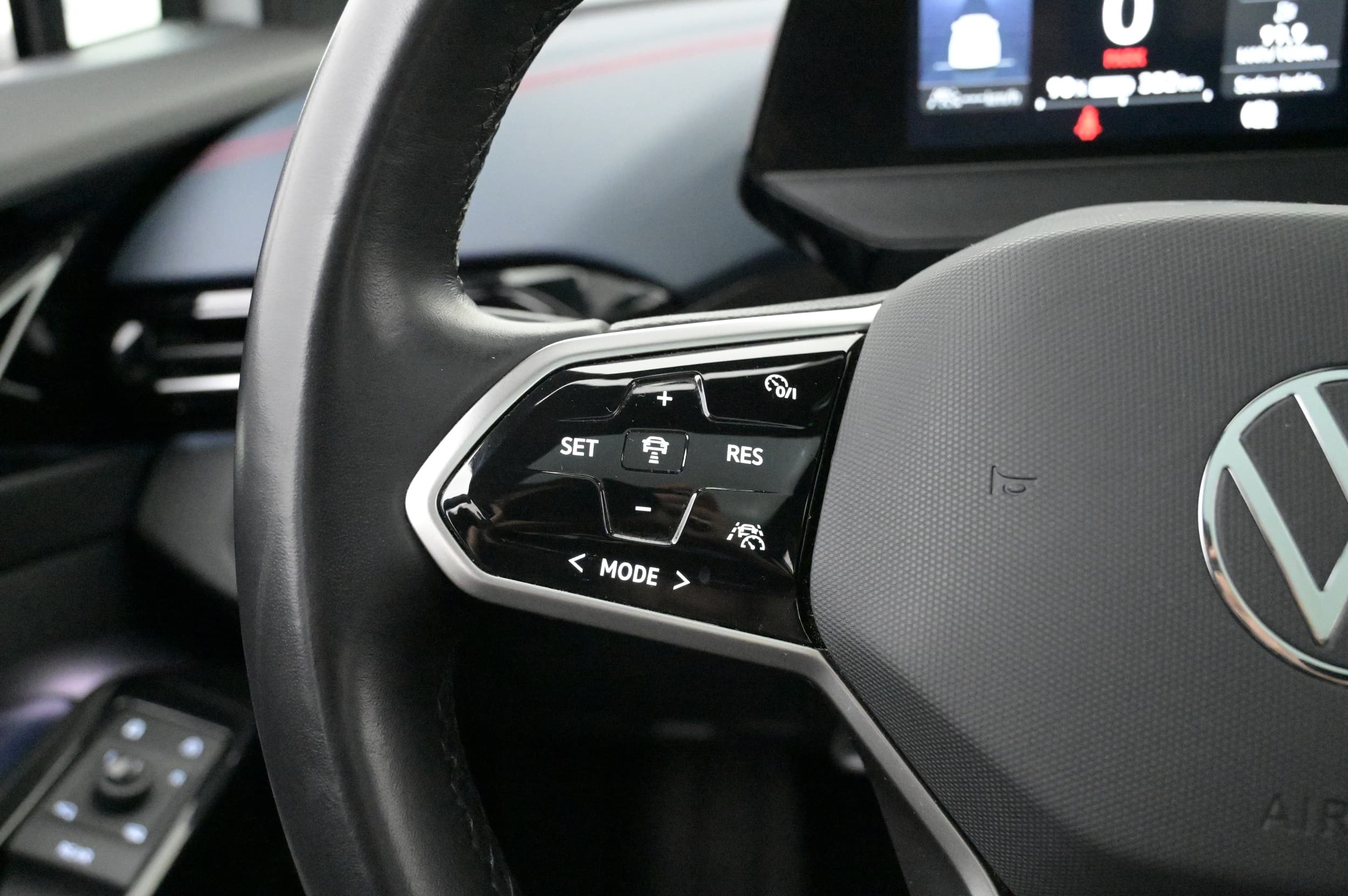 Multifunktionsratt med adaptiv farthållare