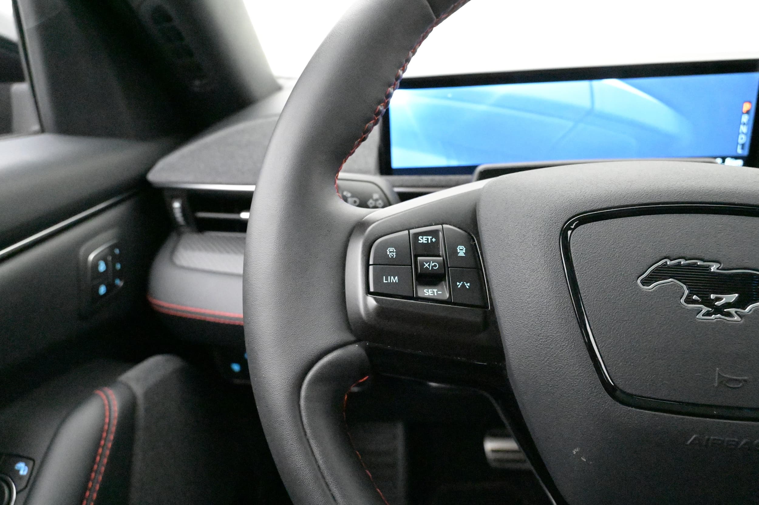 Multifunktionsratt med adaptiv farthållare