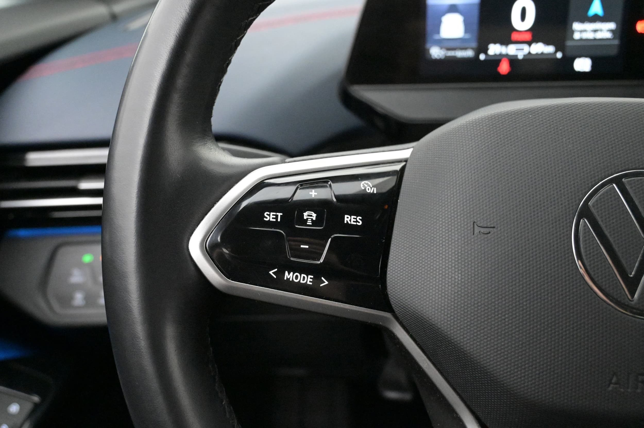 Multifunktionsratt med adaptiv farthållare