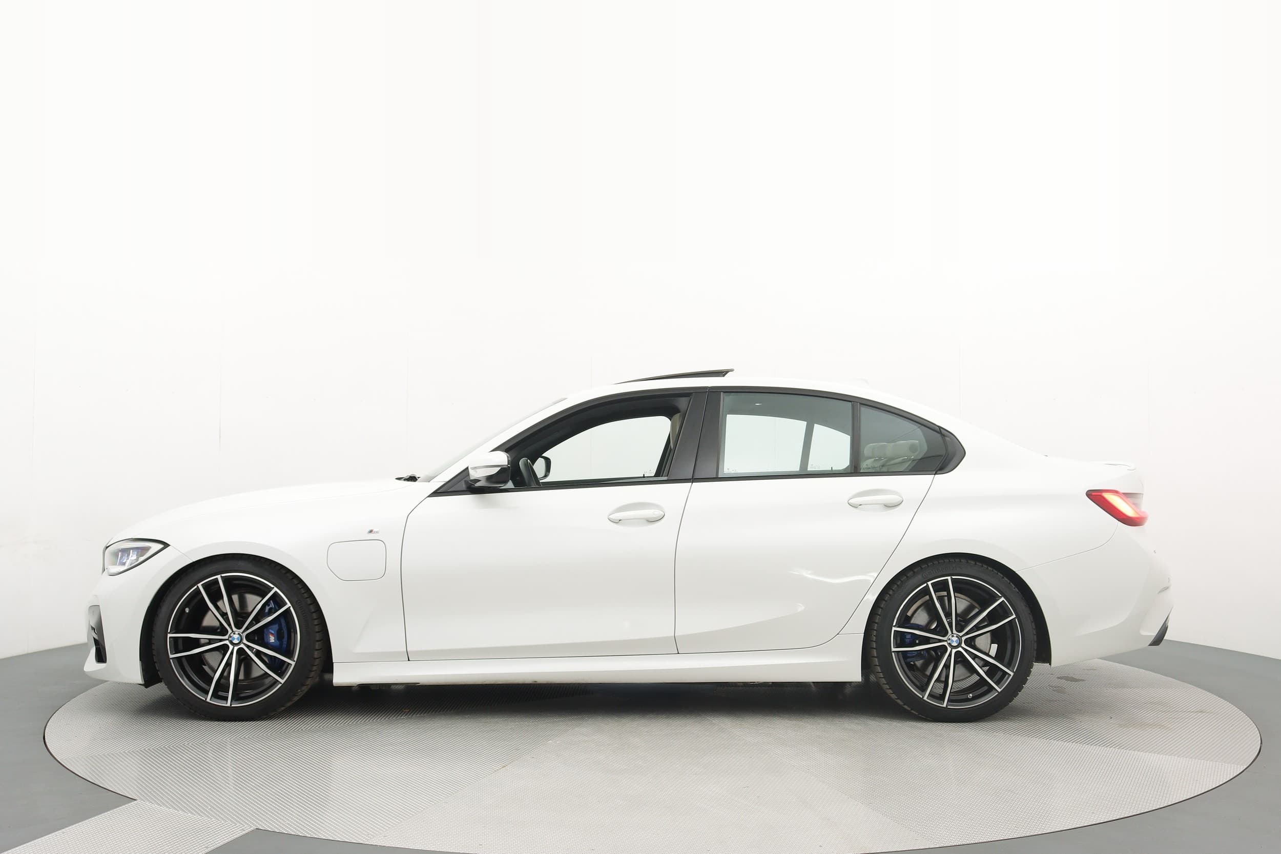 BMW 330e 