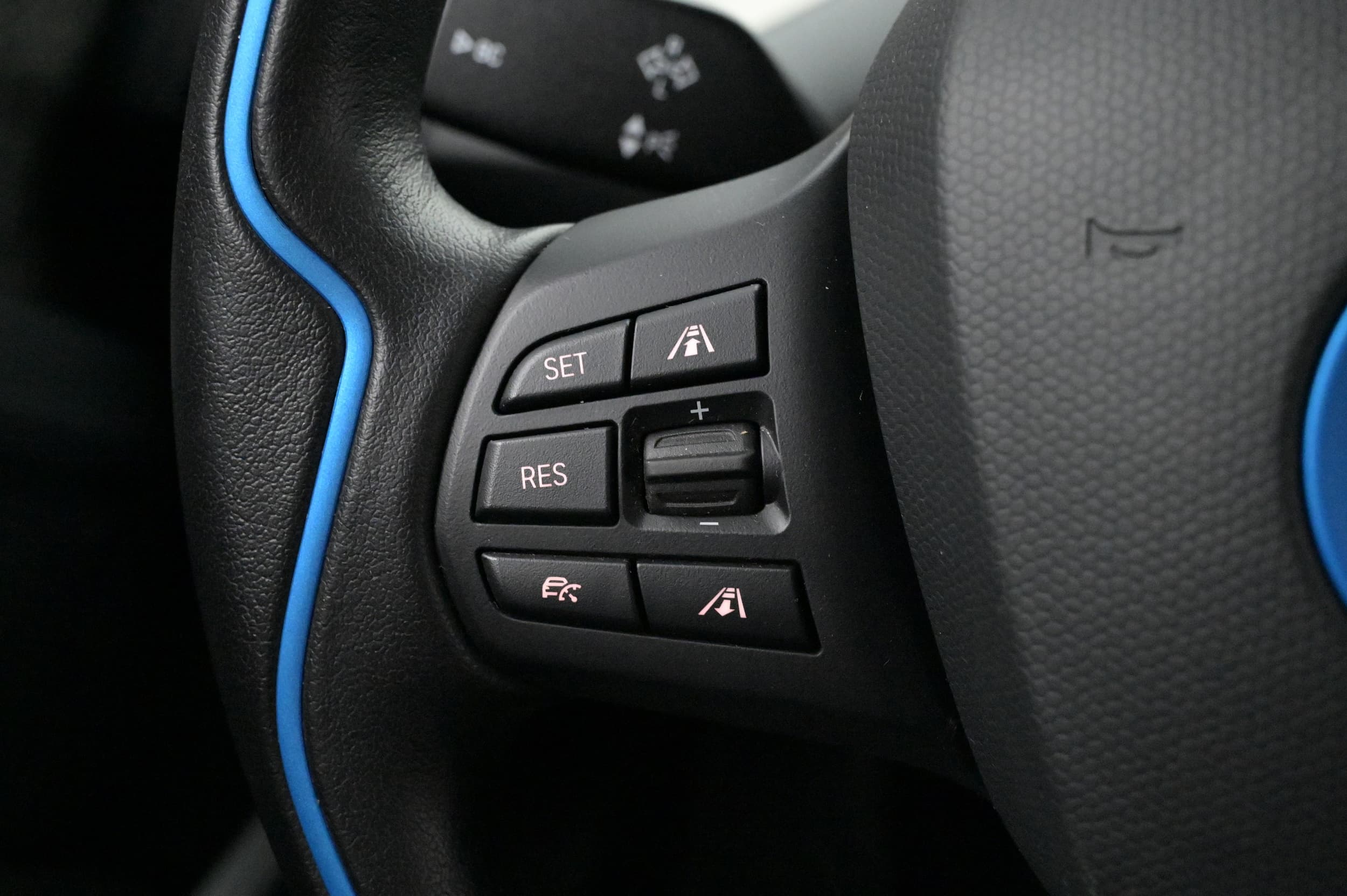 Adaptiv farthållare och PDC parkeringssensorer