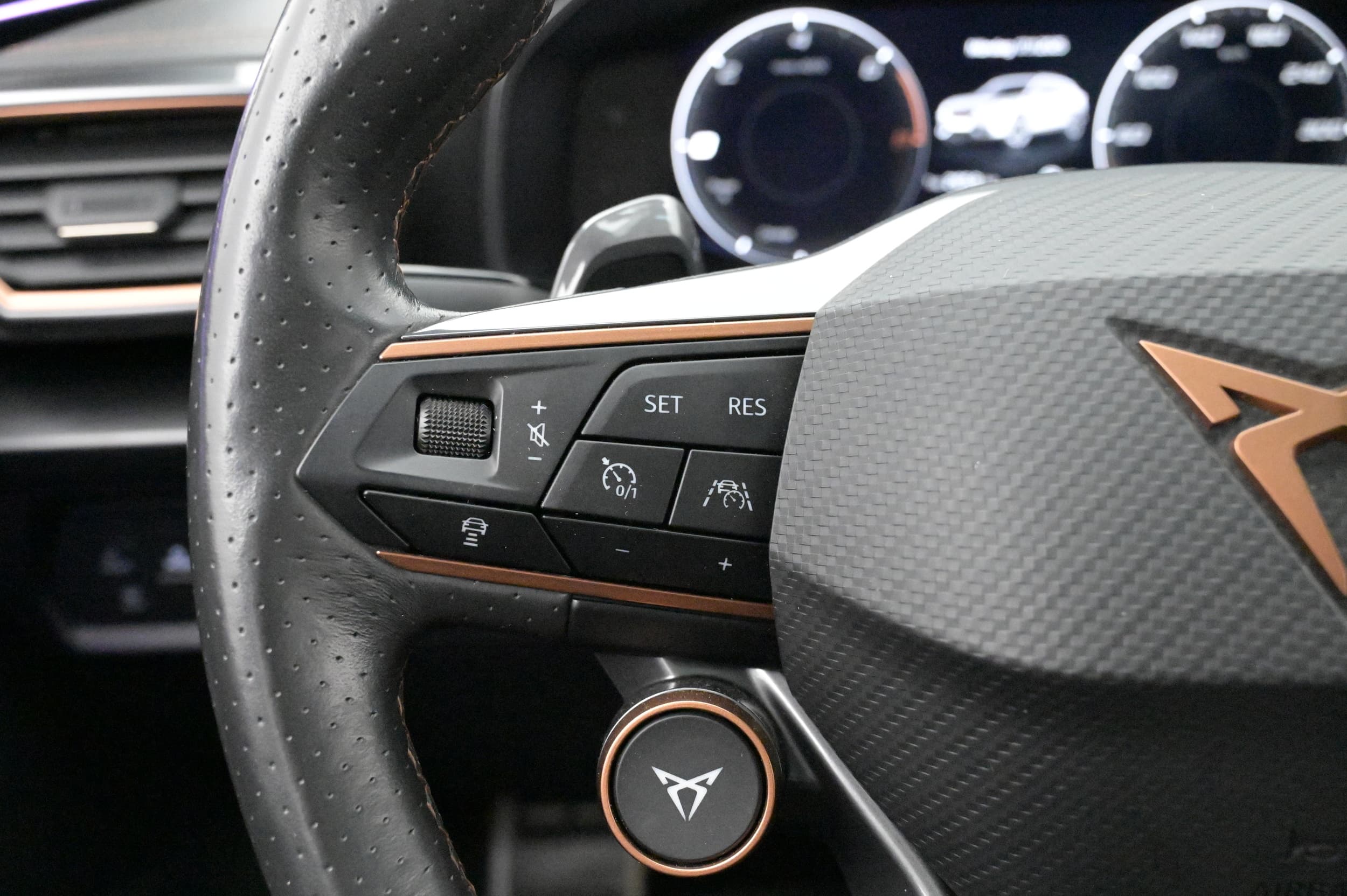 Multifunktionsratt med adaptiv farthållare