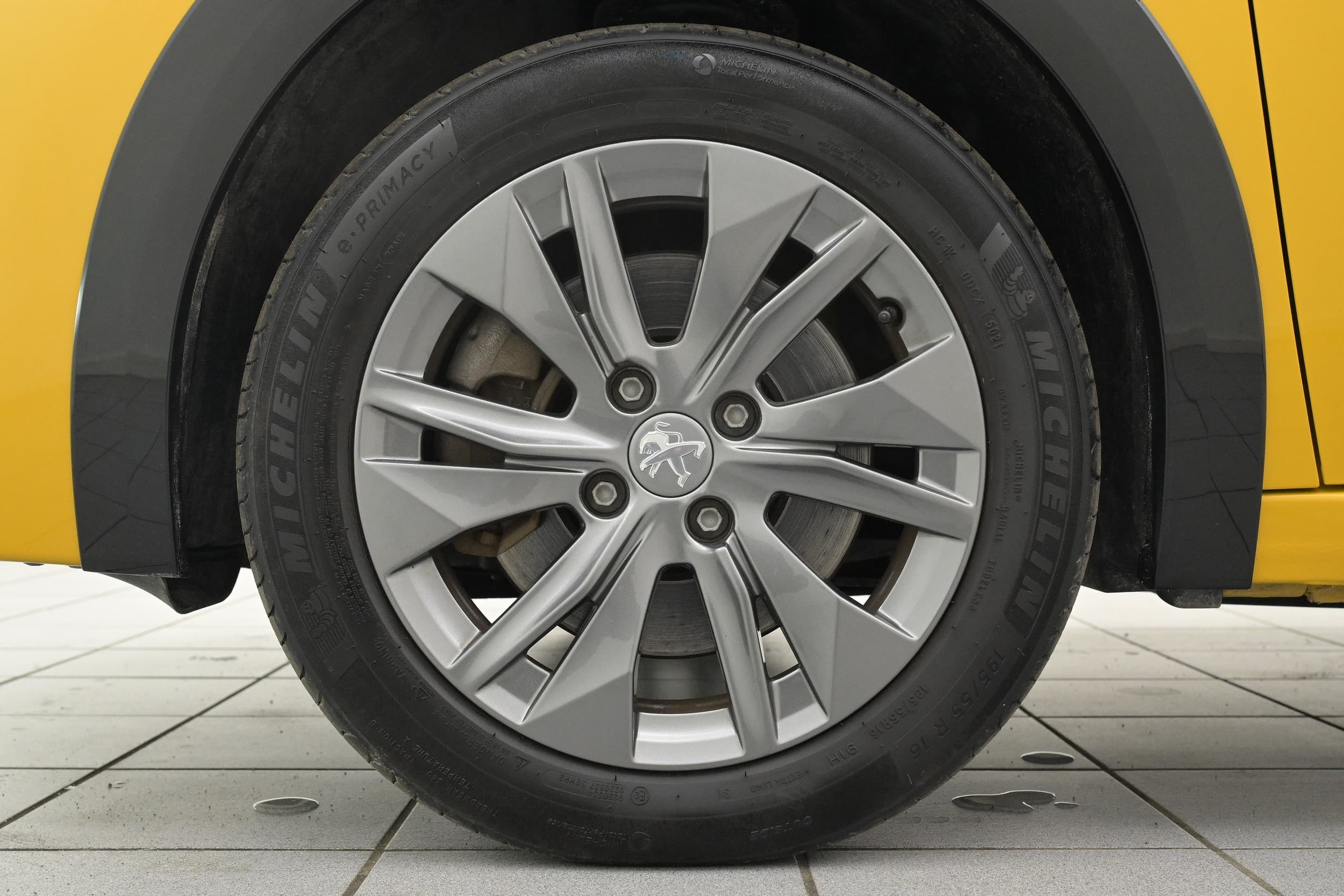 Peugeot e-208