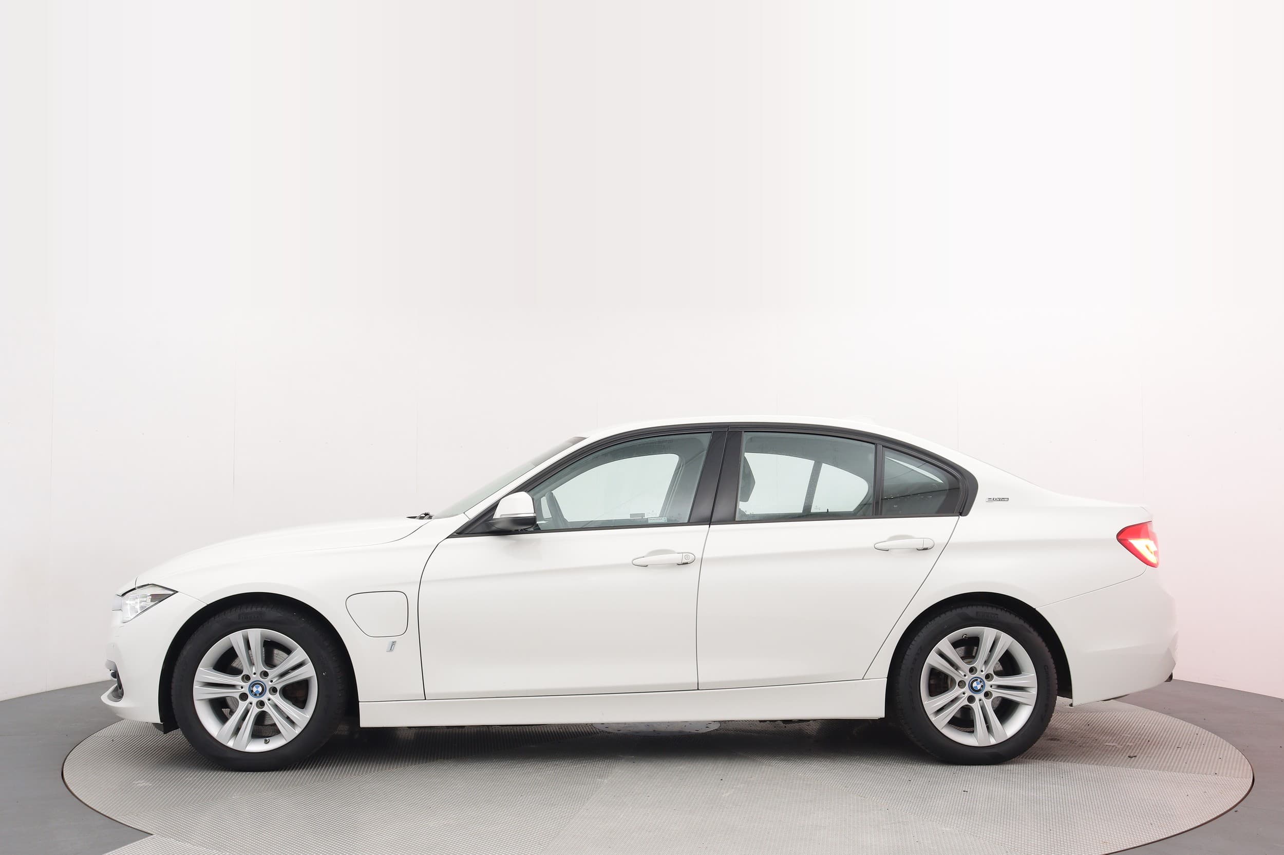 BMW 330e