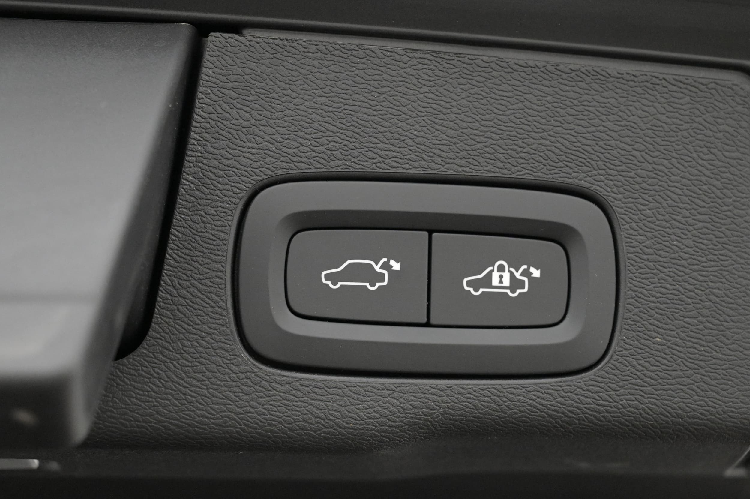 Elmanövrerad bagagelucka