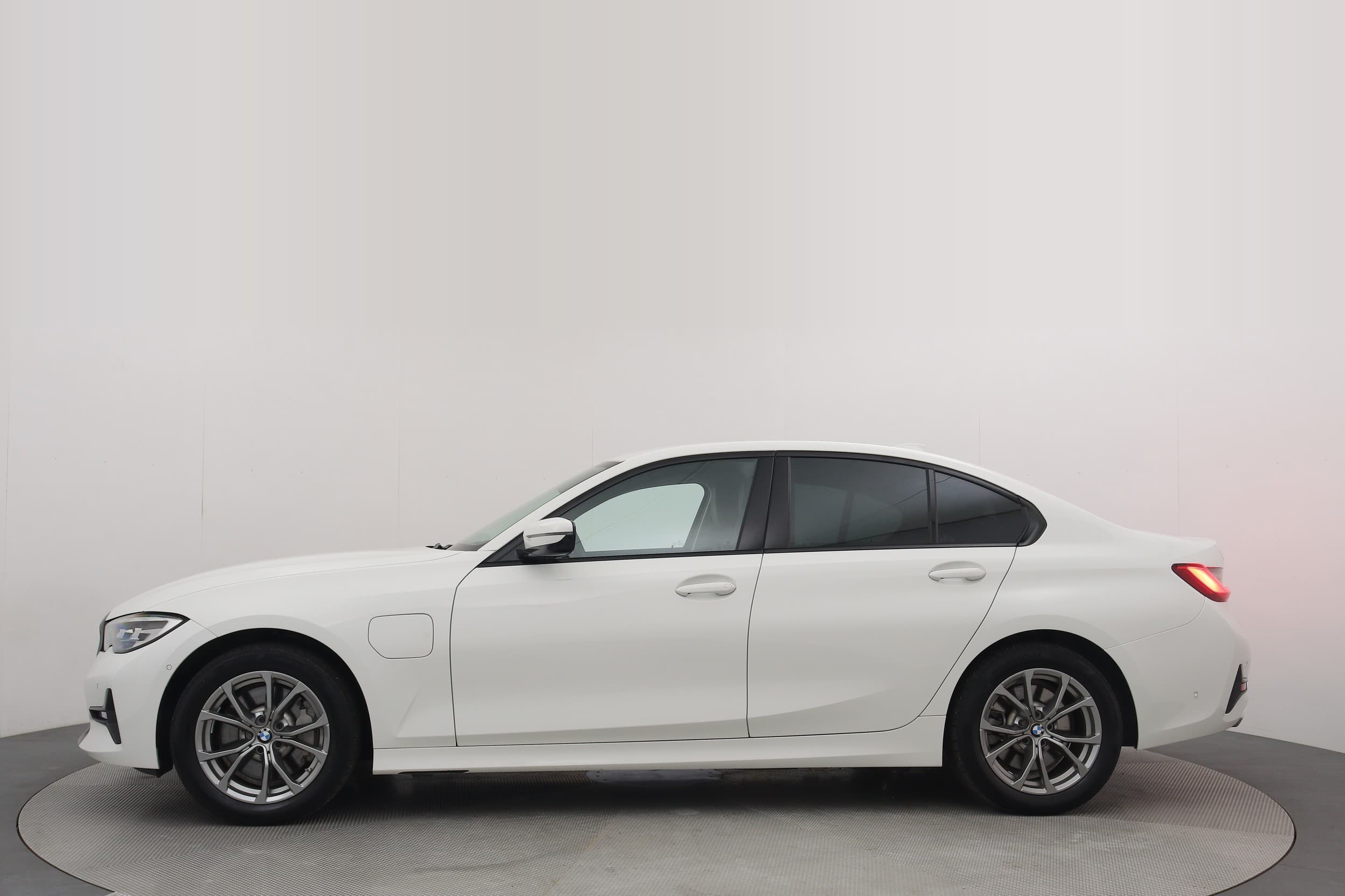 BMW 330e