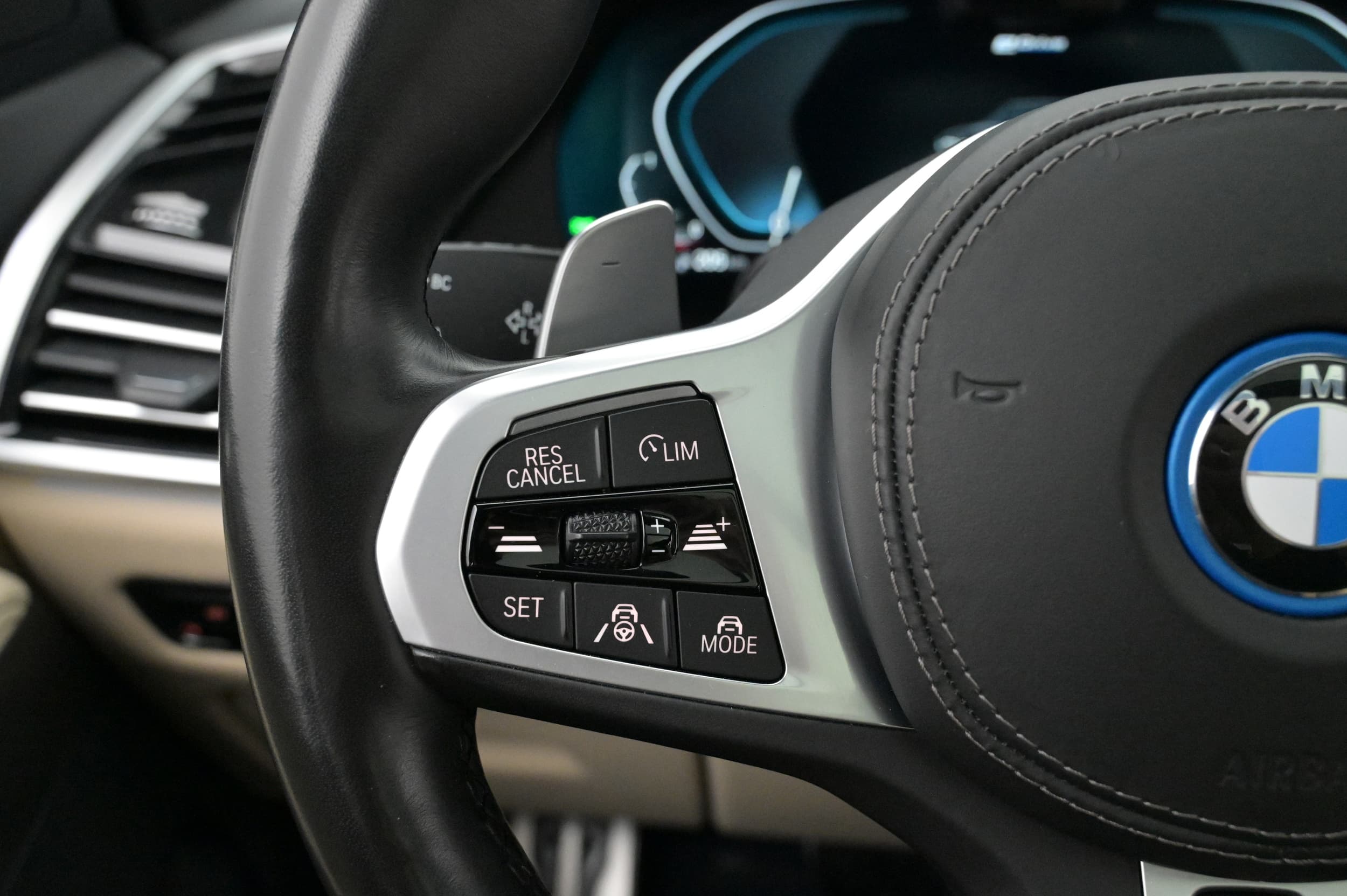 Multifunktionsratt med adaptiv Farthållare (Driving Assistant Professional)