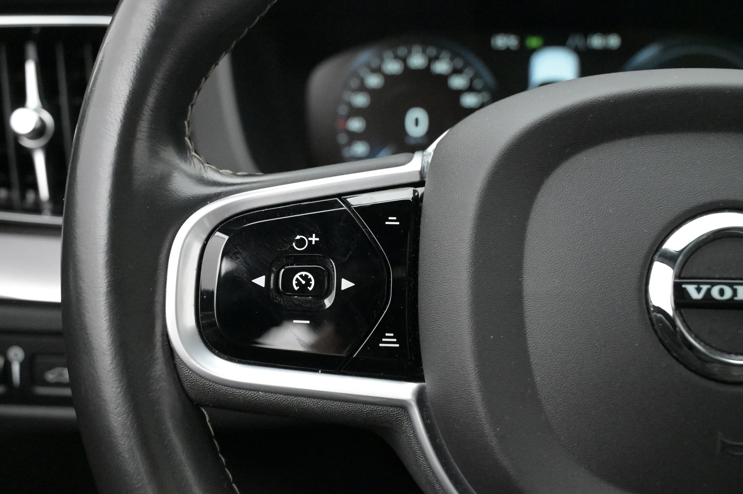 Multifunktionsratt med adaptiv farthållare