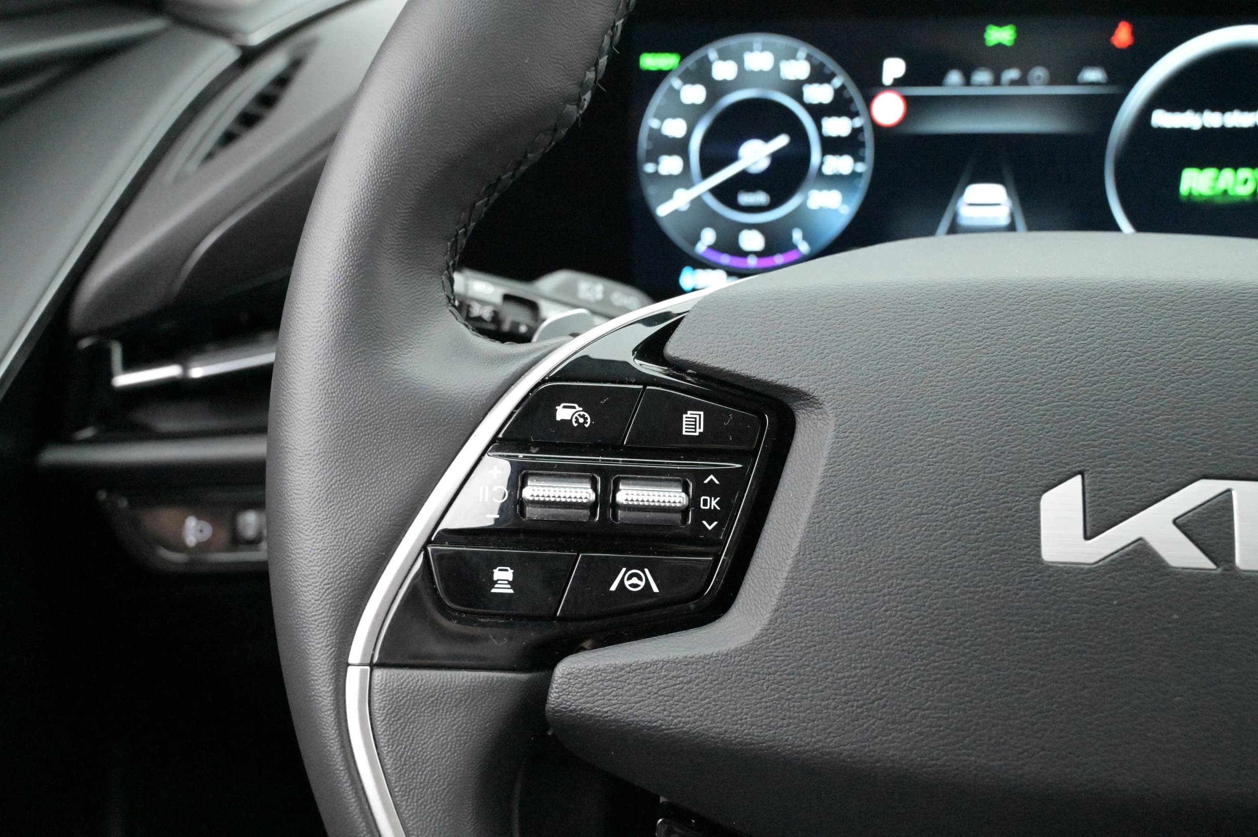 Adaptiv farthållare med stop & go, aktiv filhållningsassistans och aktivt filkörningssystem