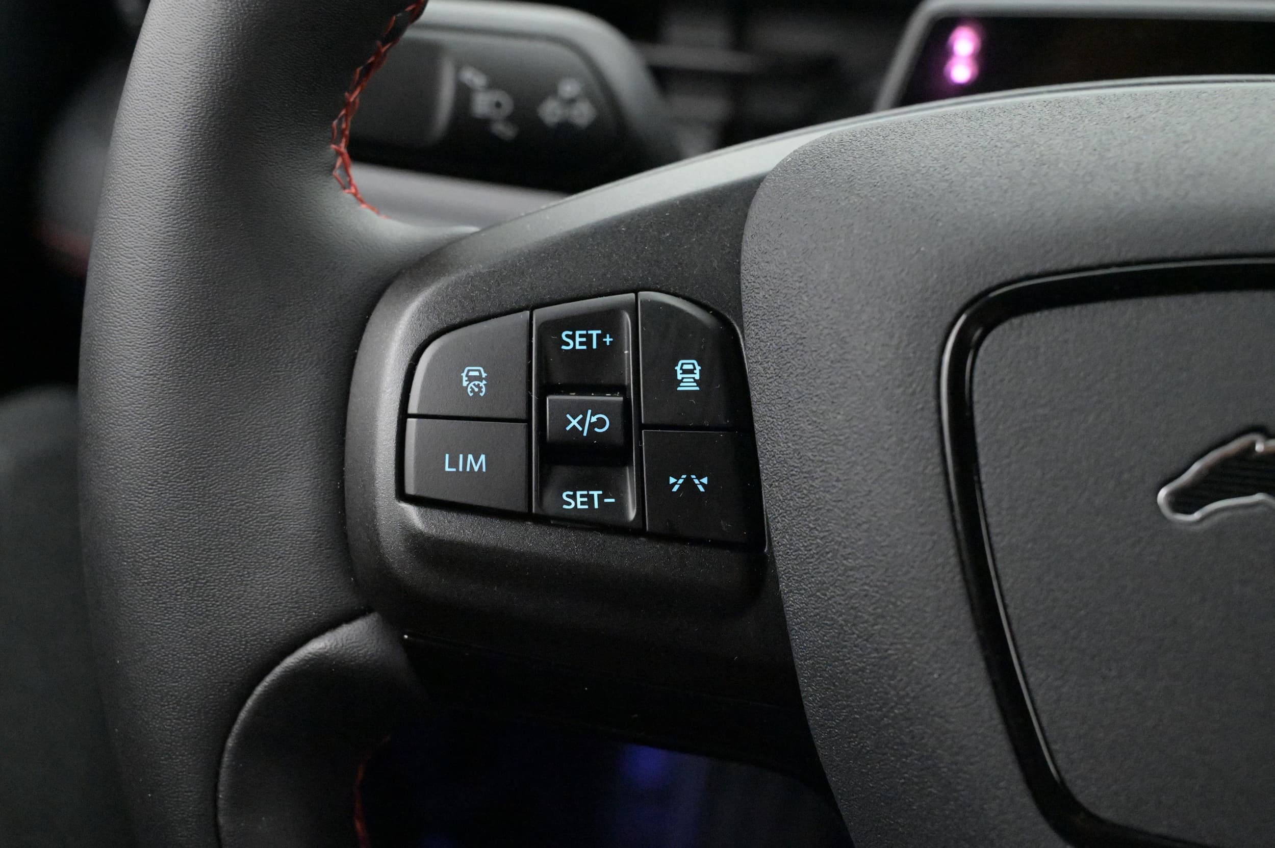 Multifunktionsratt med adaptiv farthållare