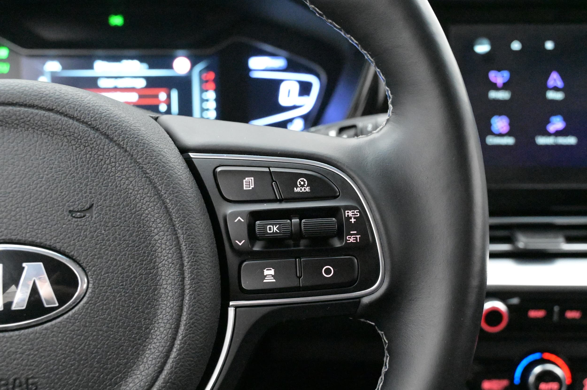 Multifunktionsratt med adaptiv farthållare