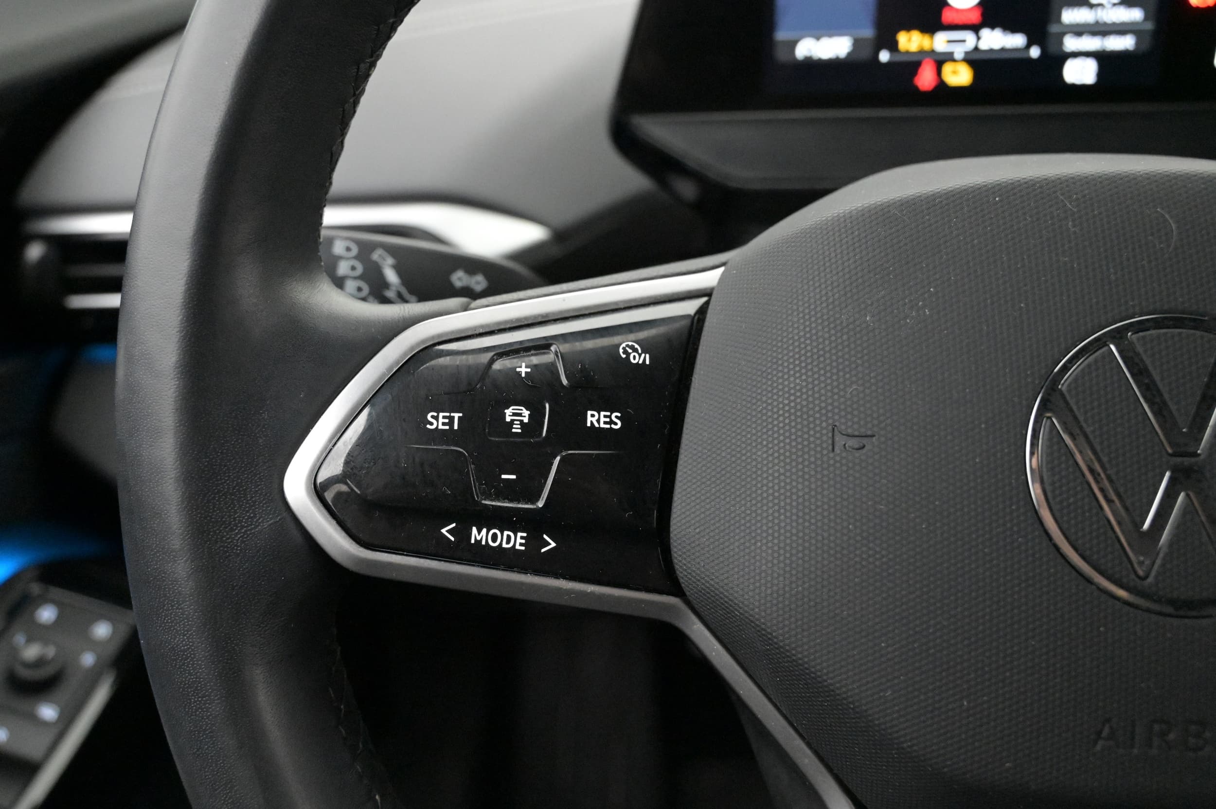 Multifunktionsratt med adaptiv farthållare